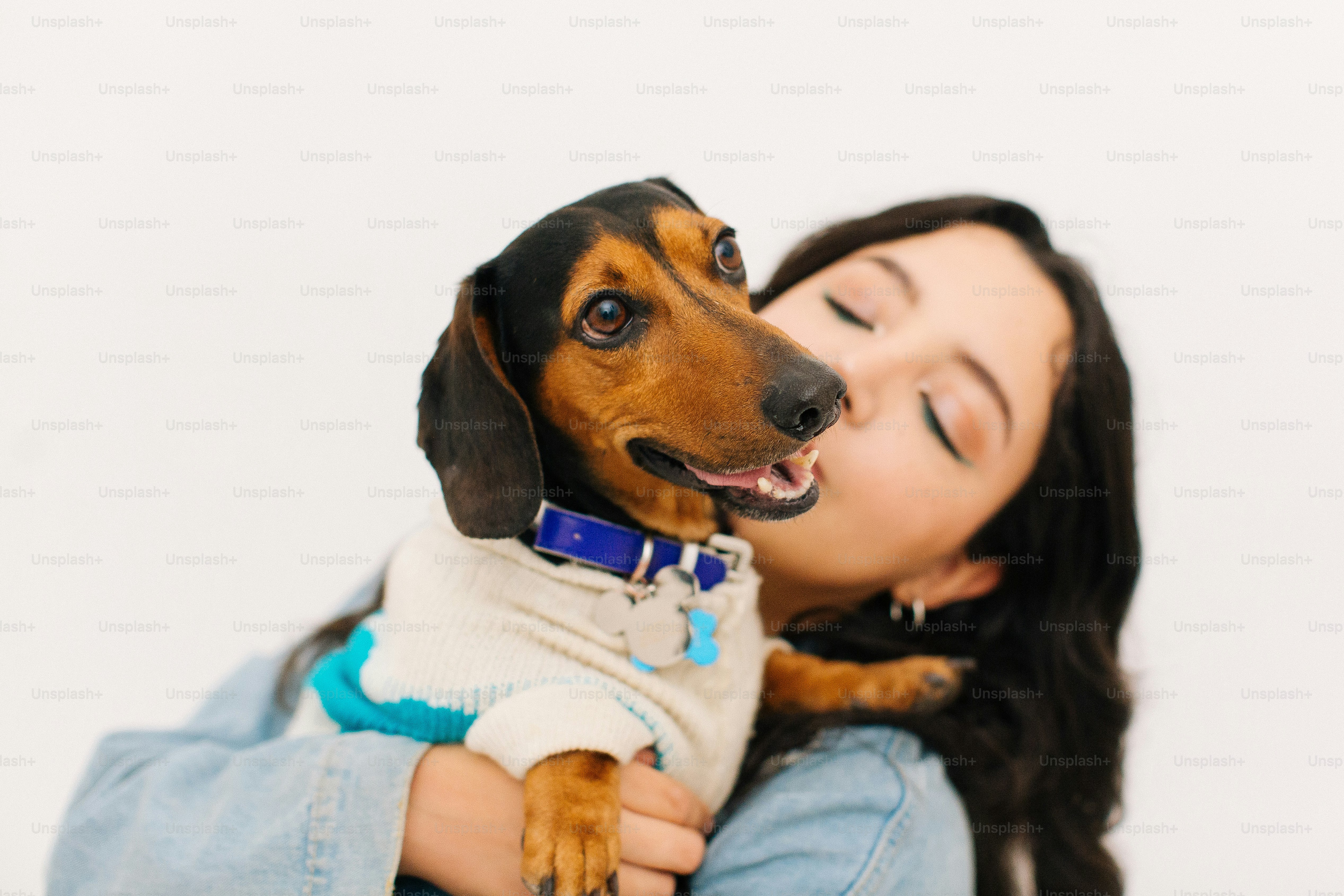 Une femme tenant un chien dans ses bras