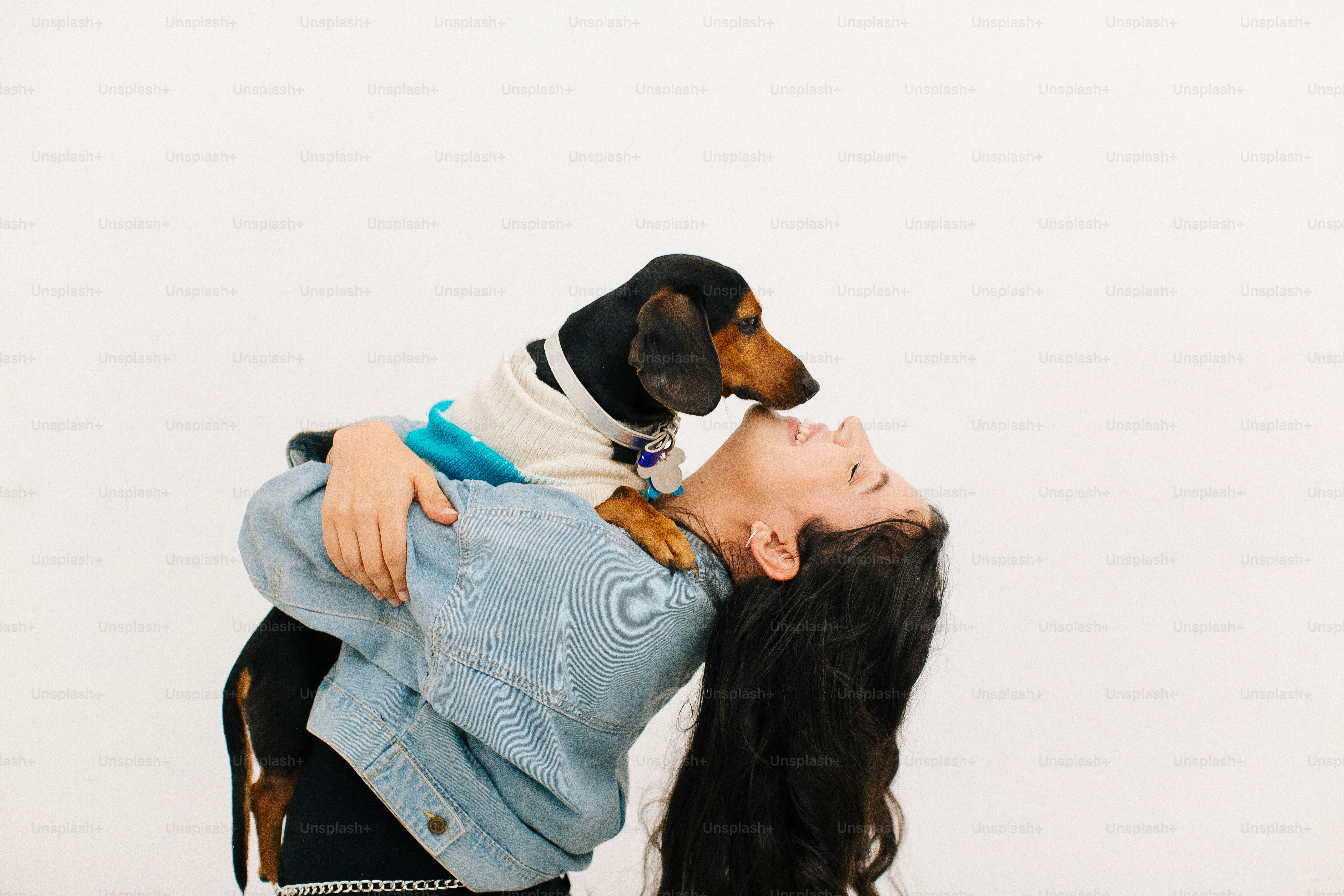 Une femme avec un chien sur le dos