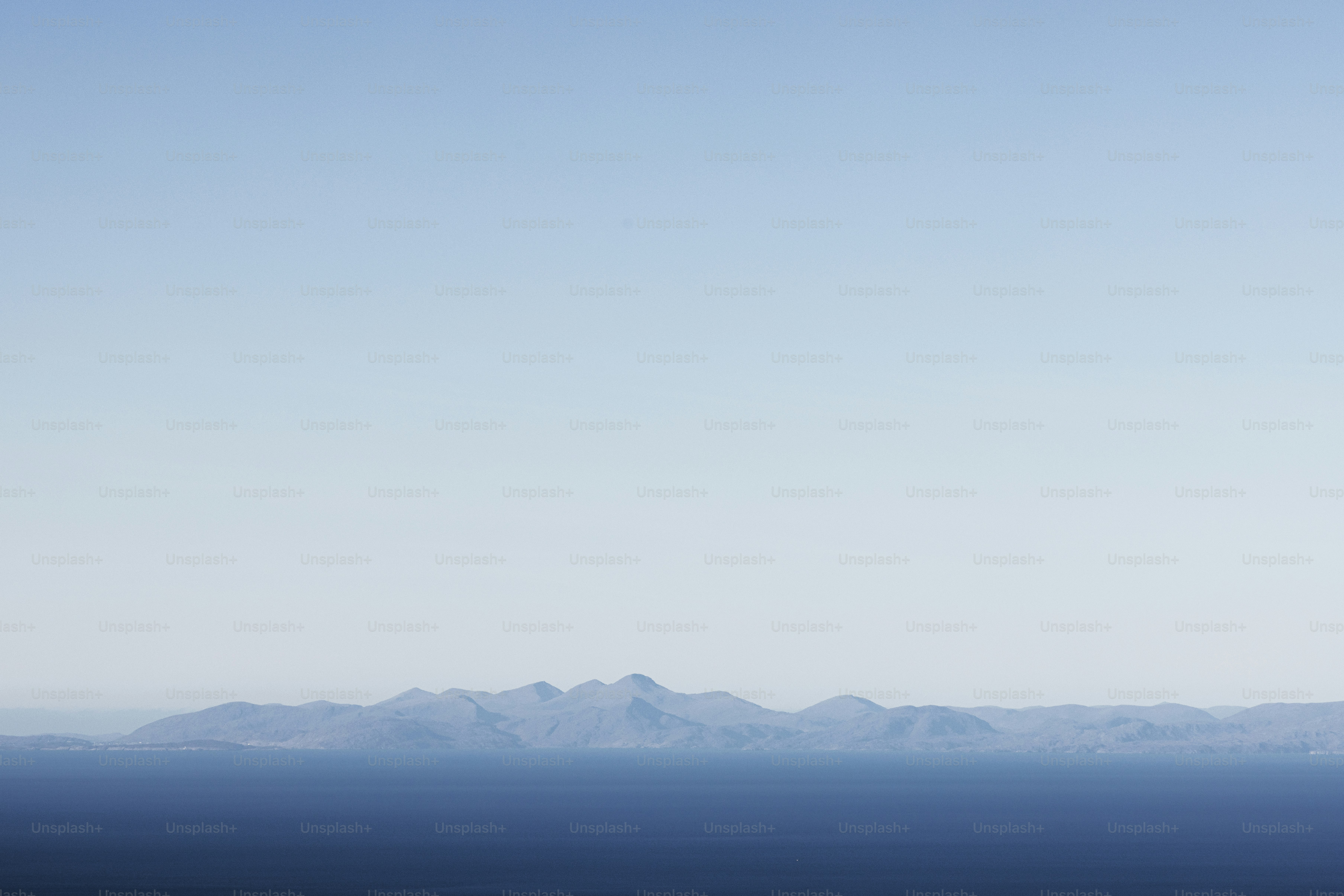 Une vue d’une chaîne de montagnes au loin