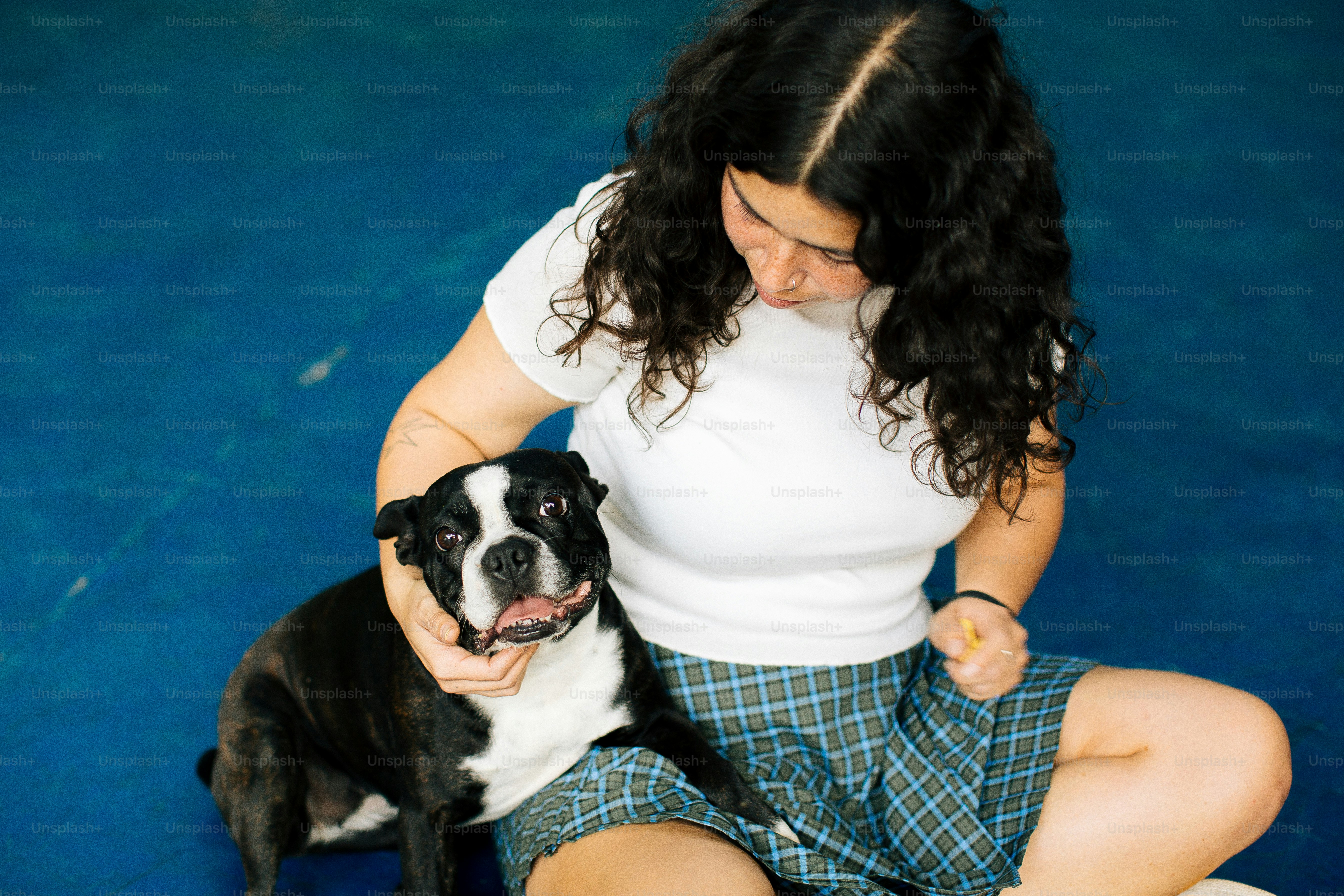 Une femme assise sur des toilettes avec un chien