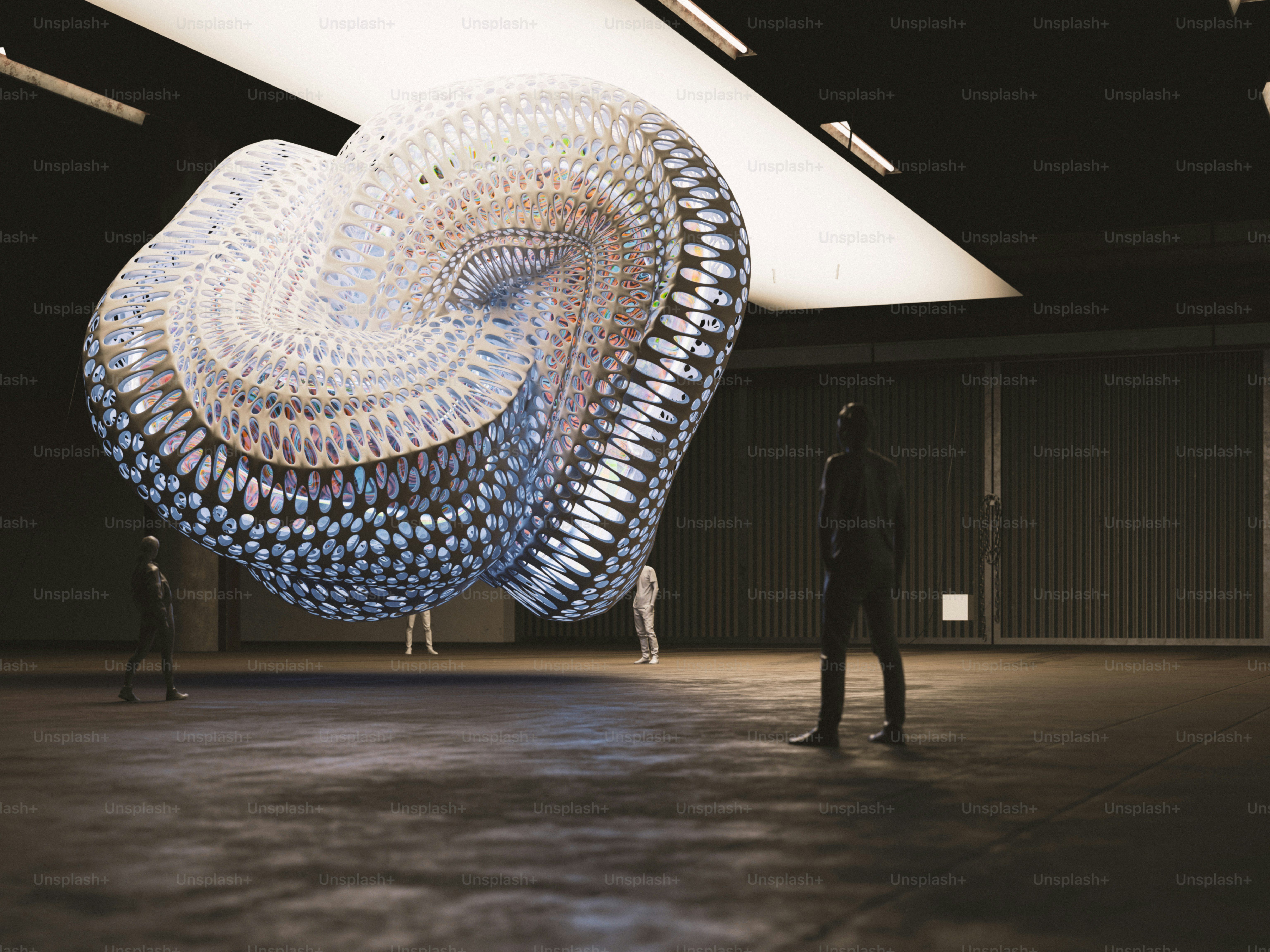 Ein Mann steht vor einer großen Skulptur