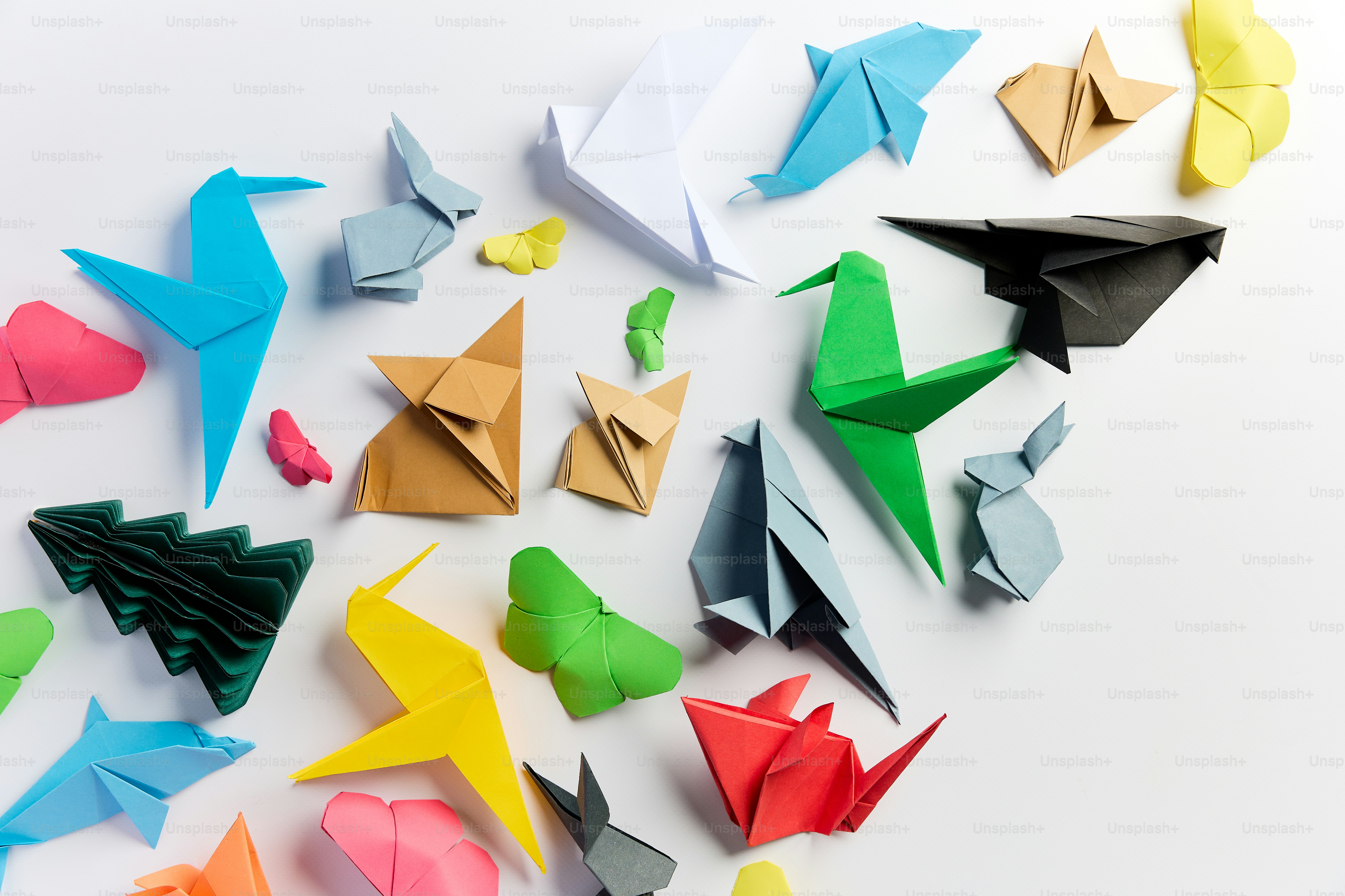 Eine Gruppe von Origami-Vögeln sitzt auf einem Tisch