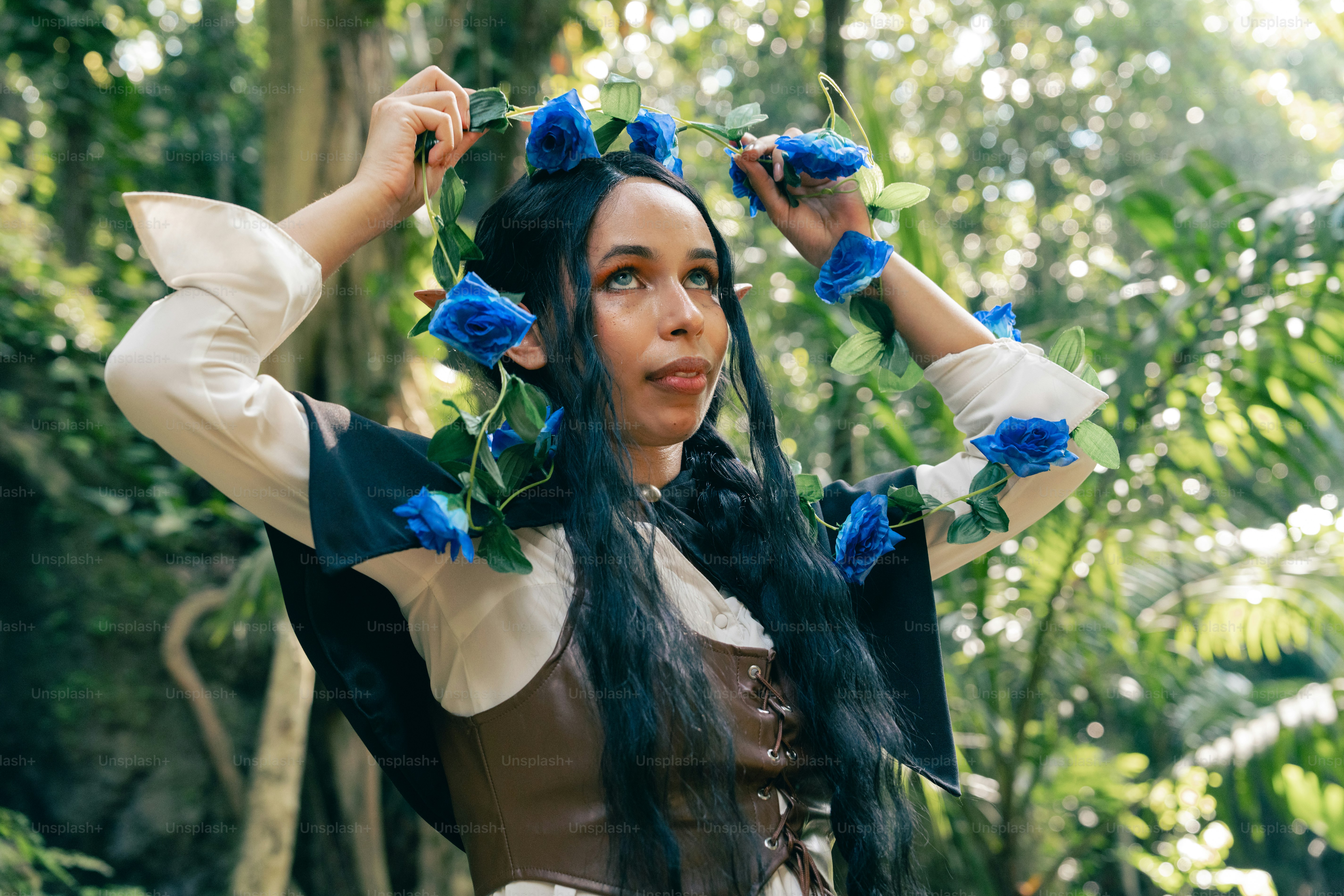 Seorang wanita dengan rambut panjang dan bunga biru di rambutnya