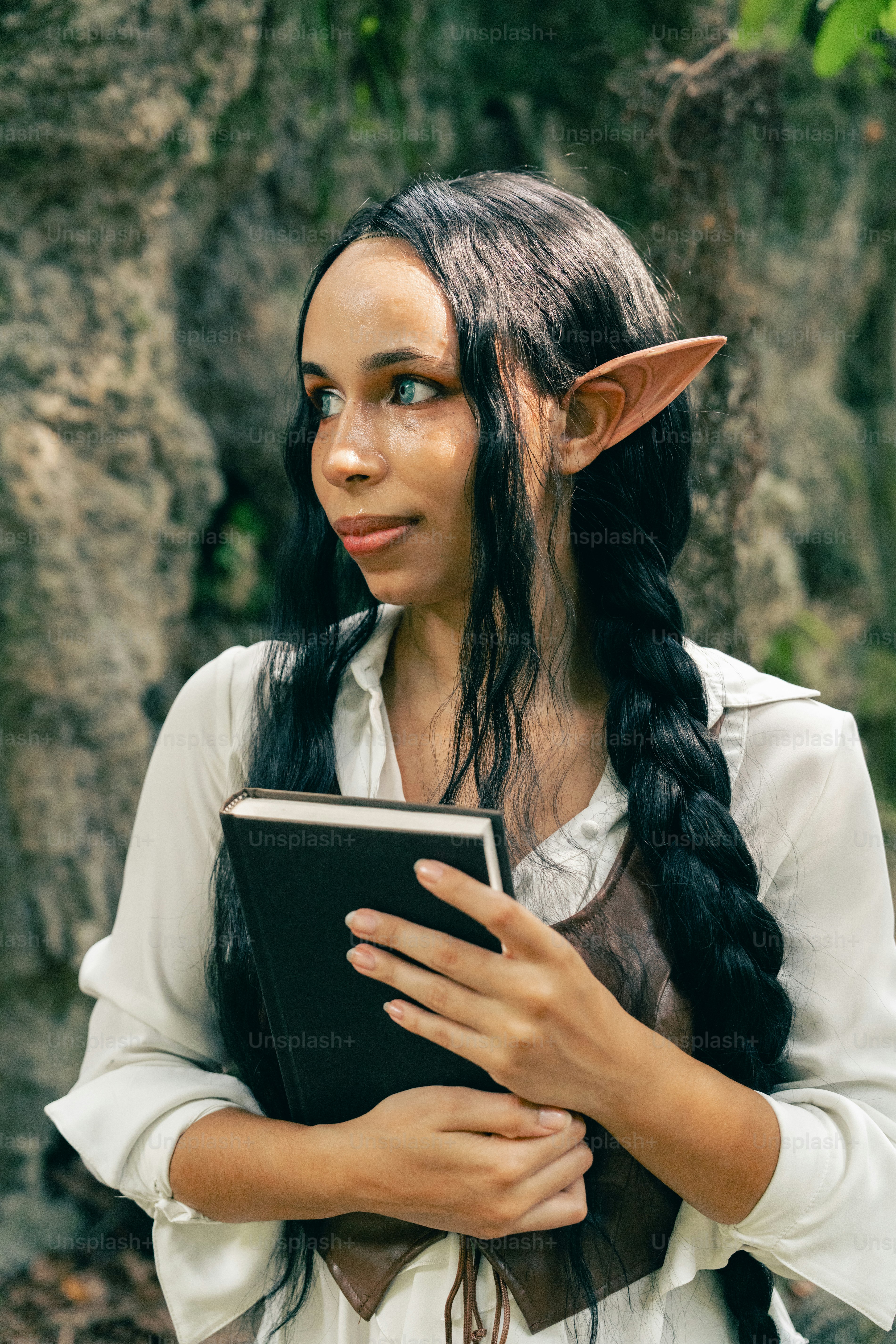 Una donna con un libro tra le mani