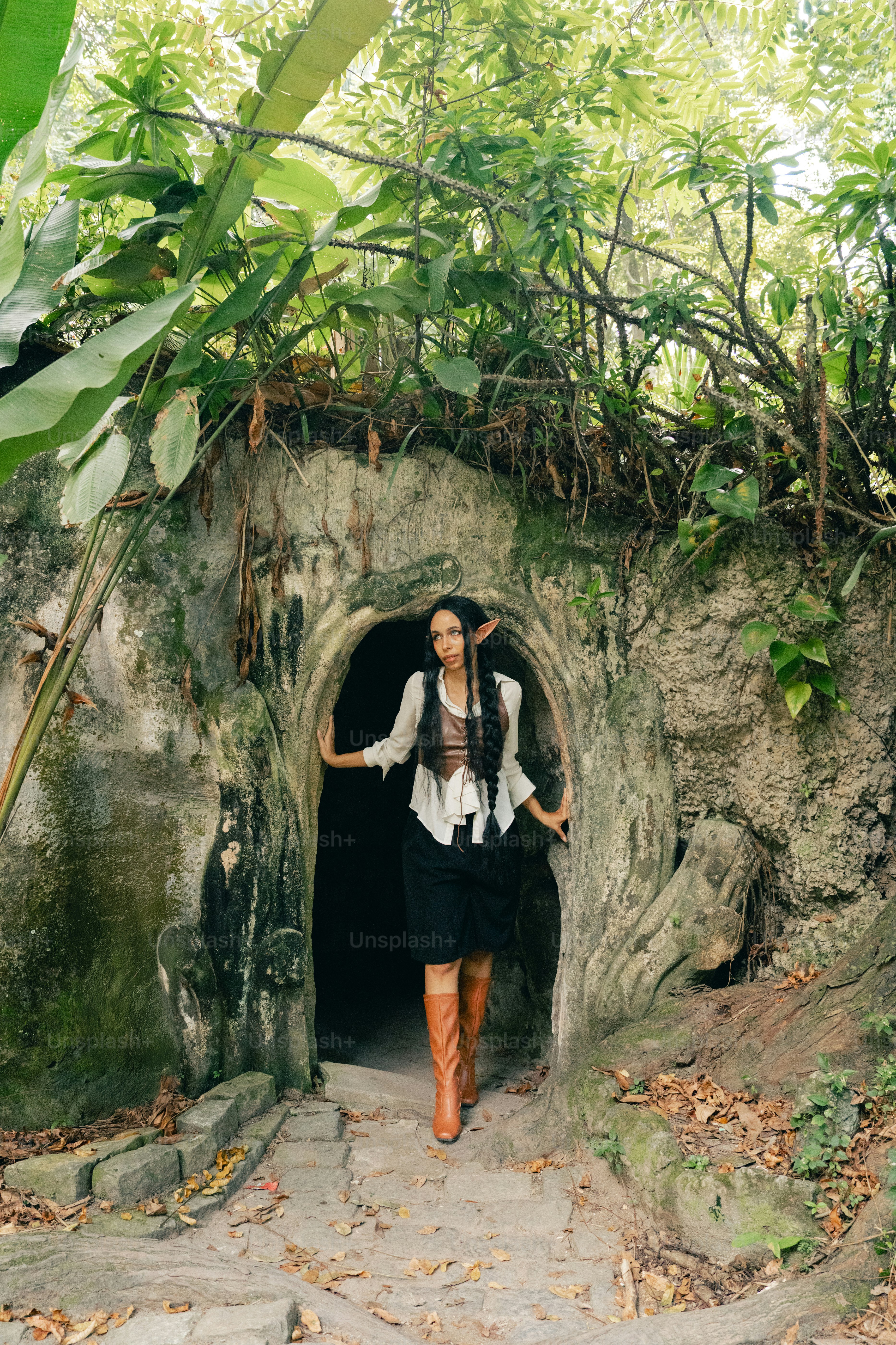 Una mujer sale de una cueva