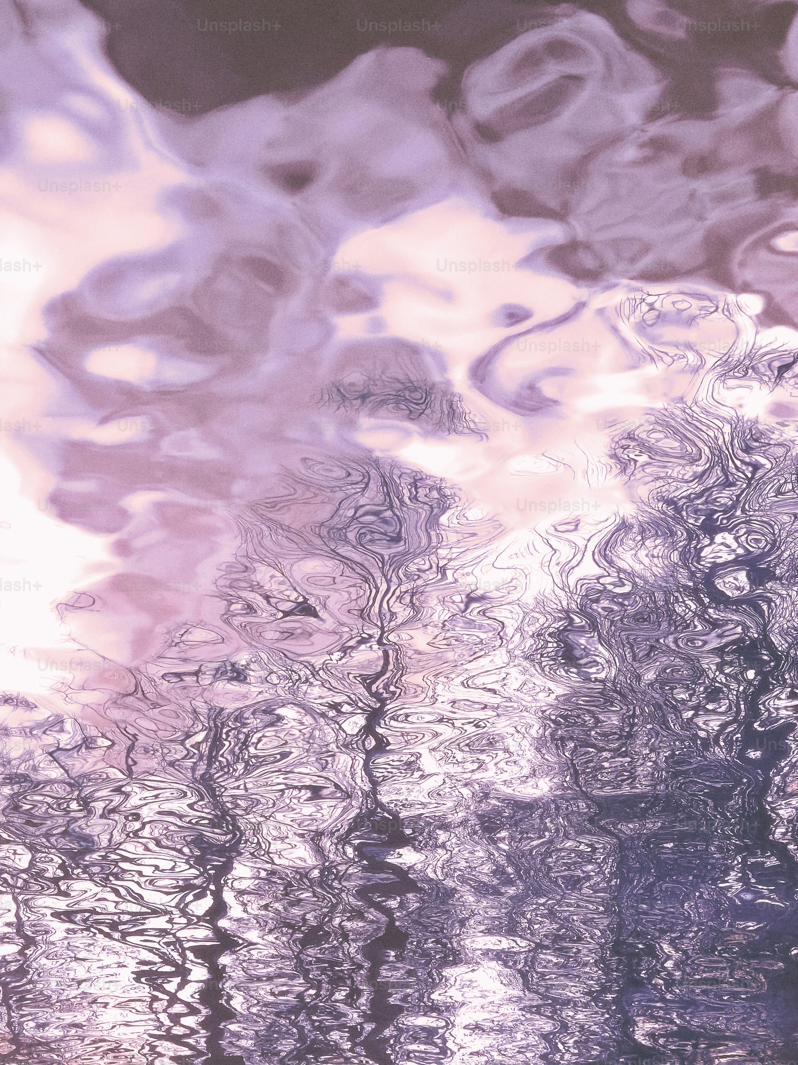 Un riflesso di un cielo e nuvole nell'acqua