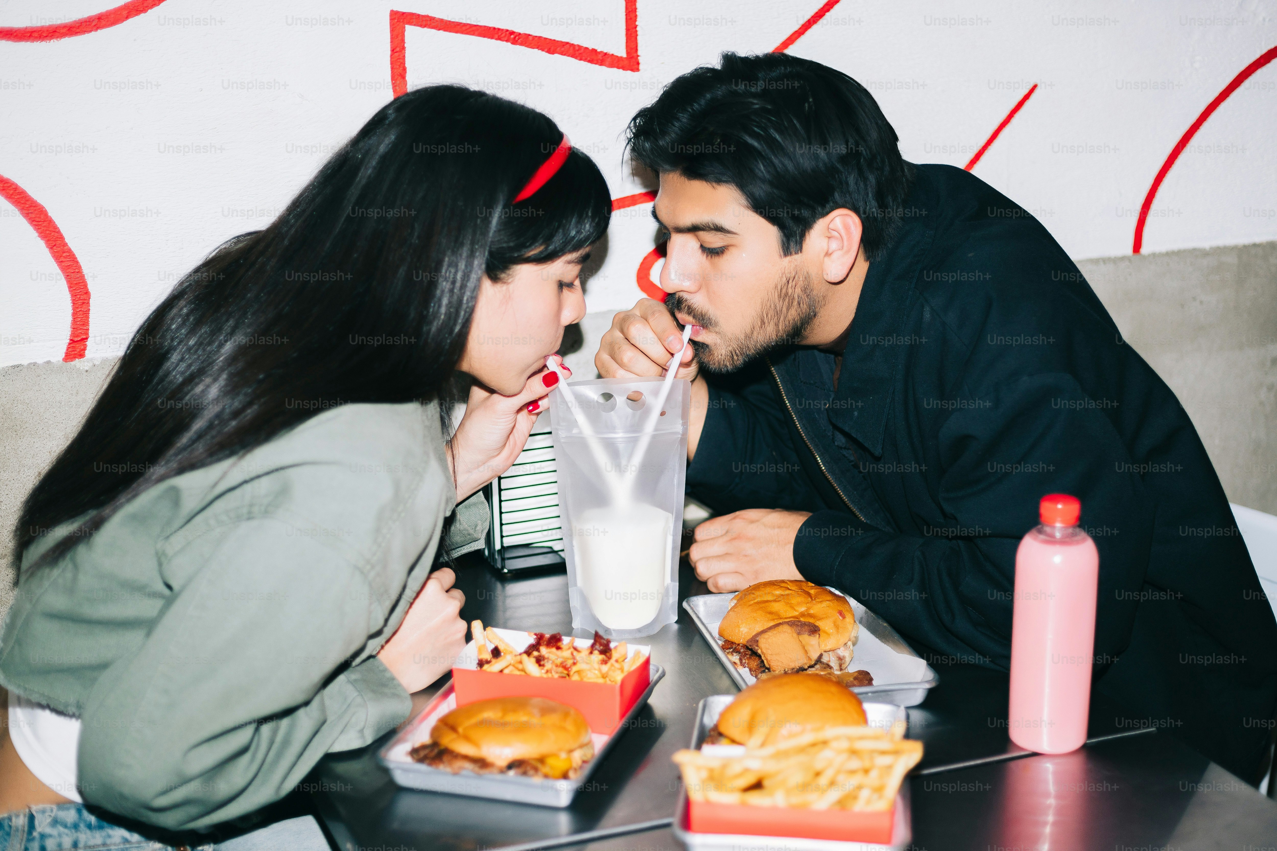Un homme et une femme assis à une table en train de manger