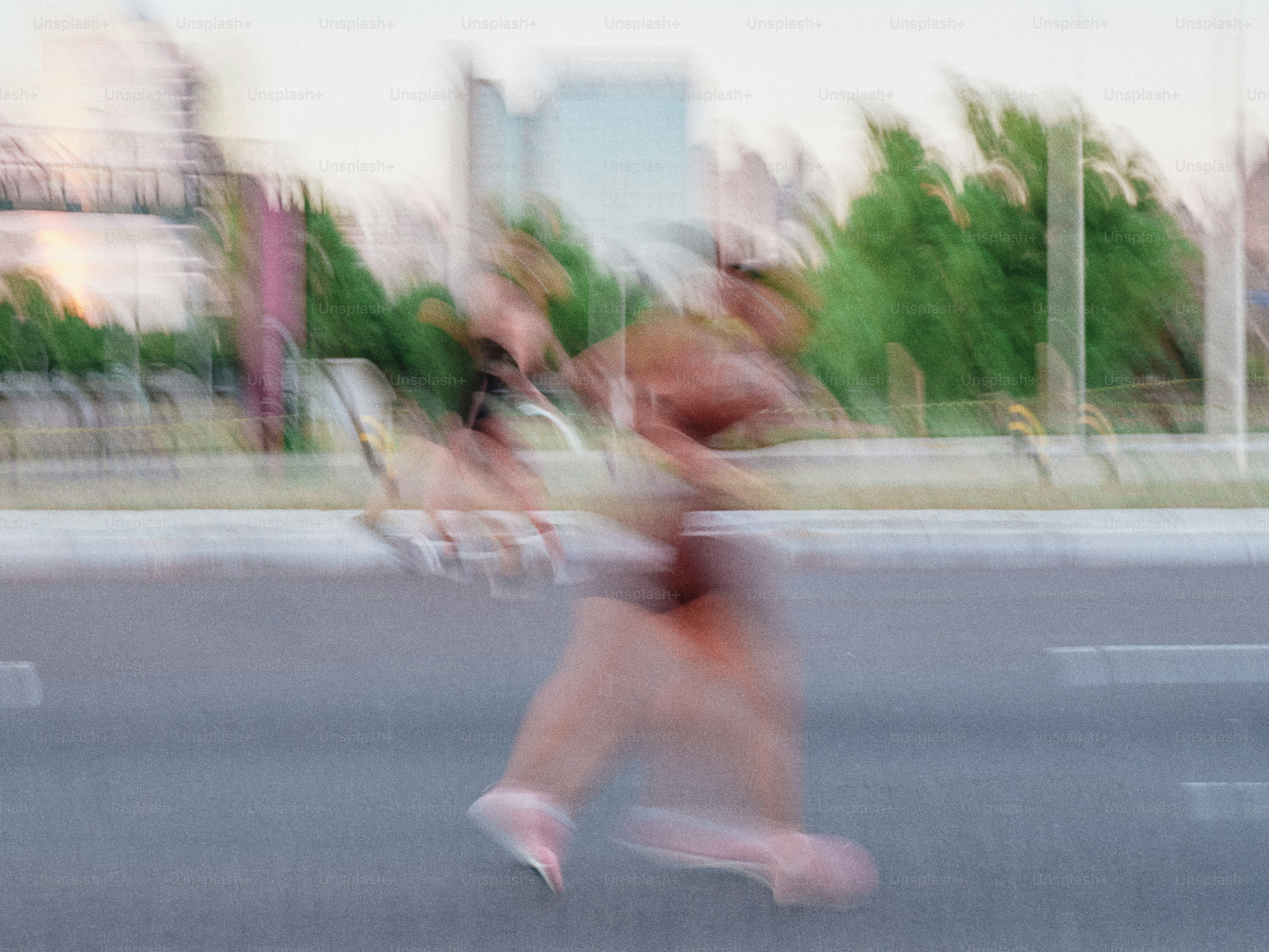 Ein verschwommenes Foto einer Frau, die die Straße entlang läuft