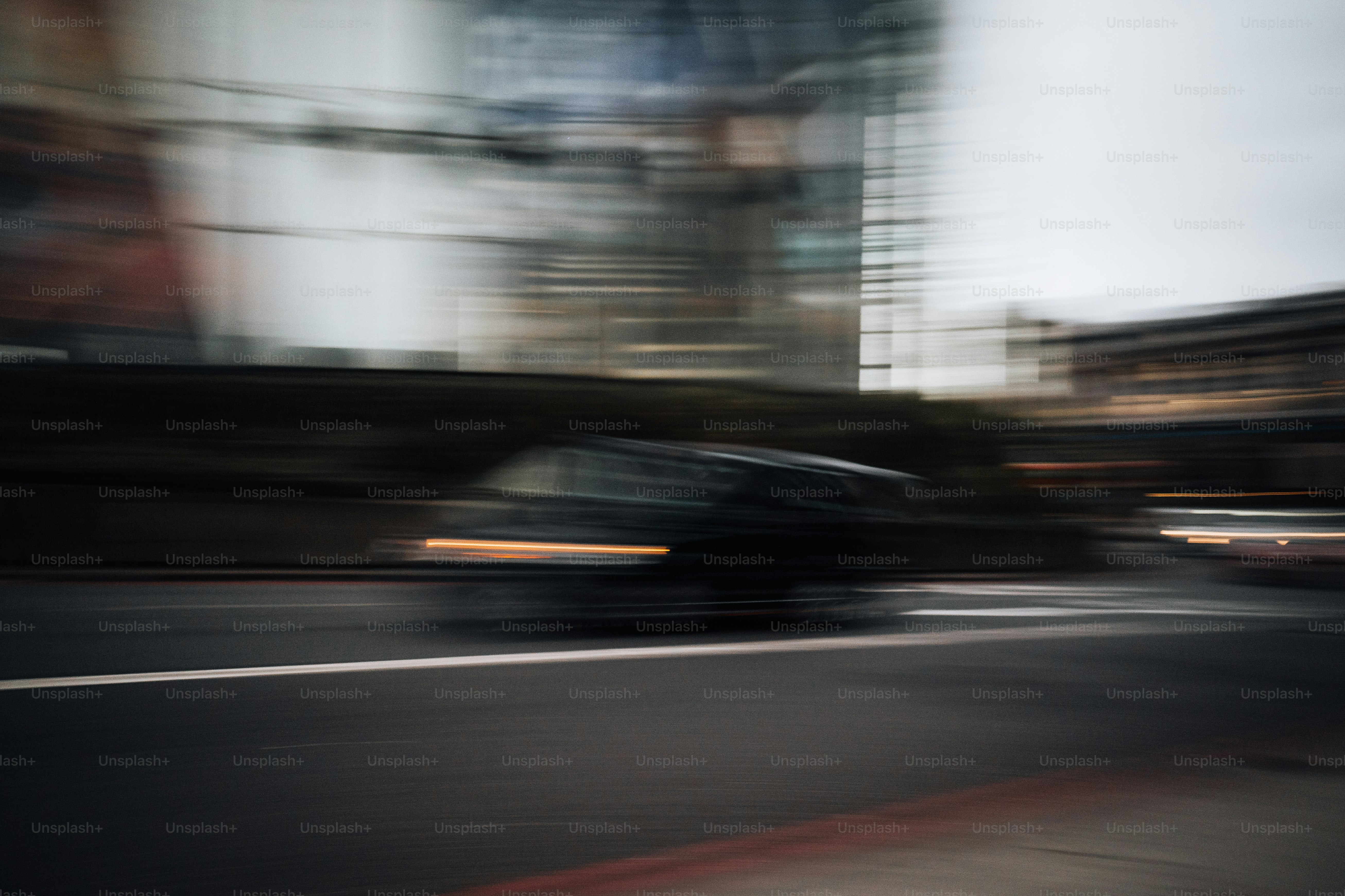 車が立ち並ぶ街の通りのぼやけた写真