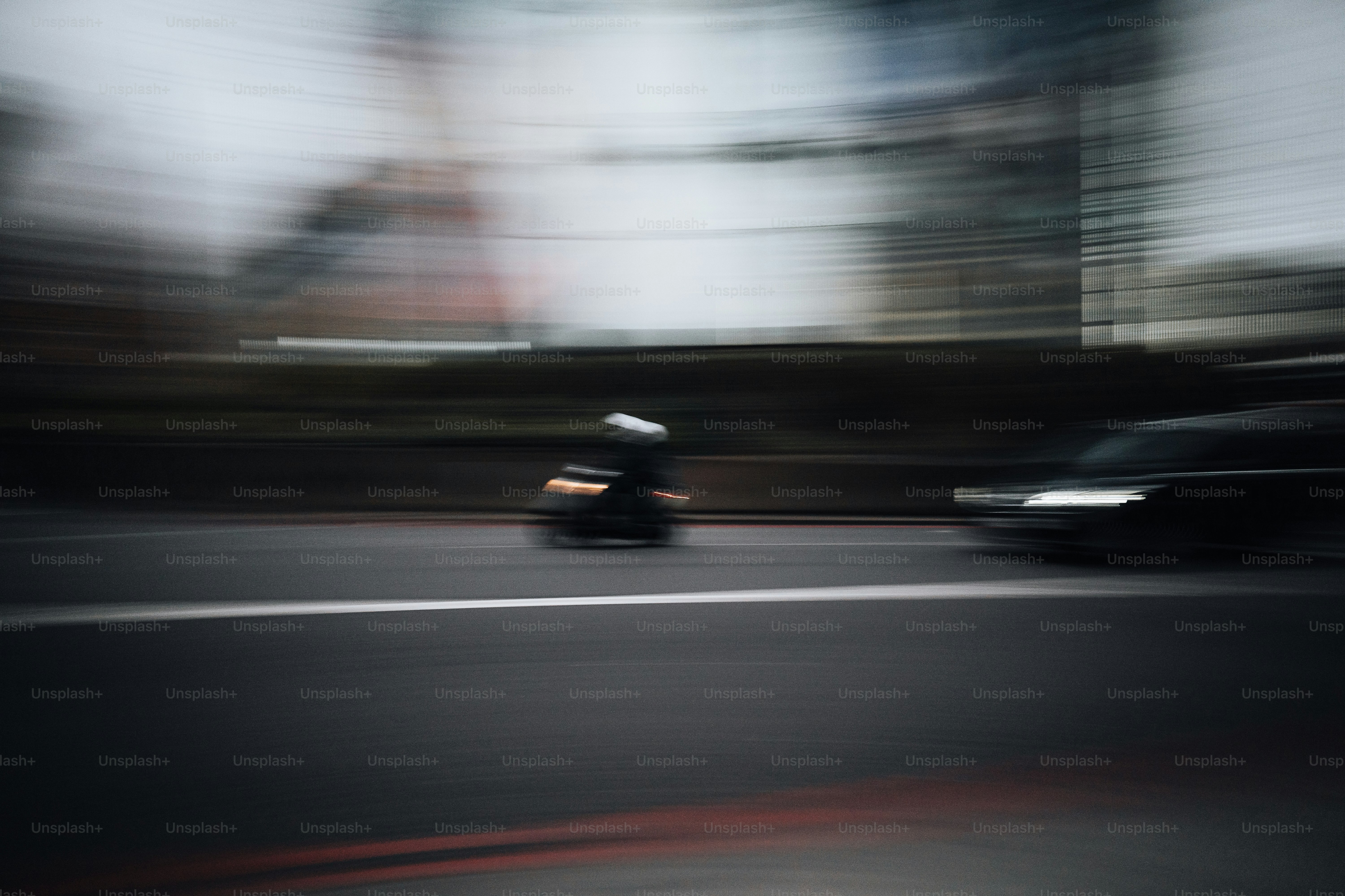車とバイクのぼやけた写真