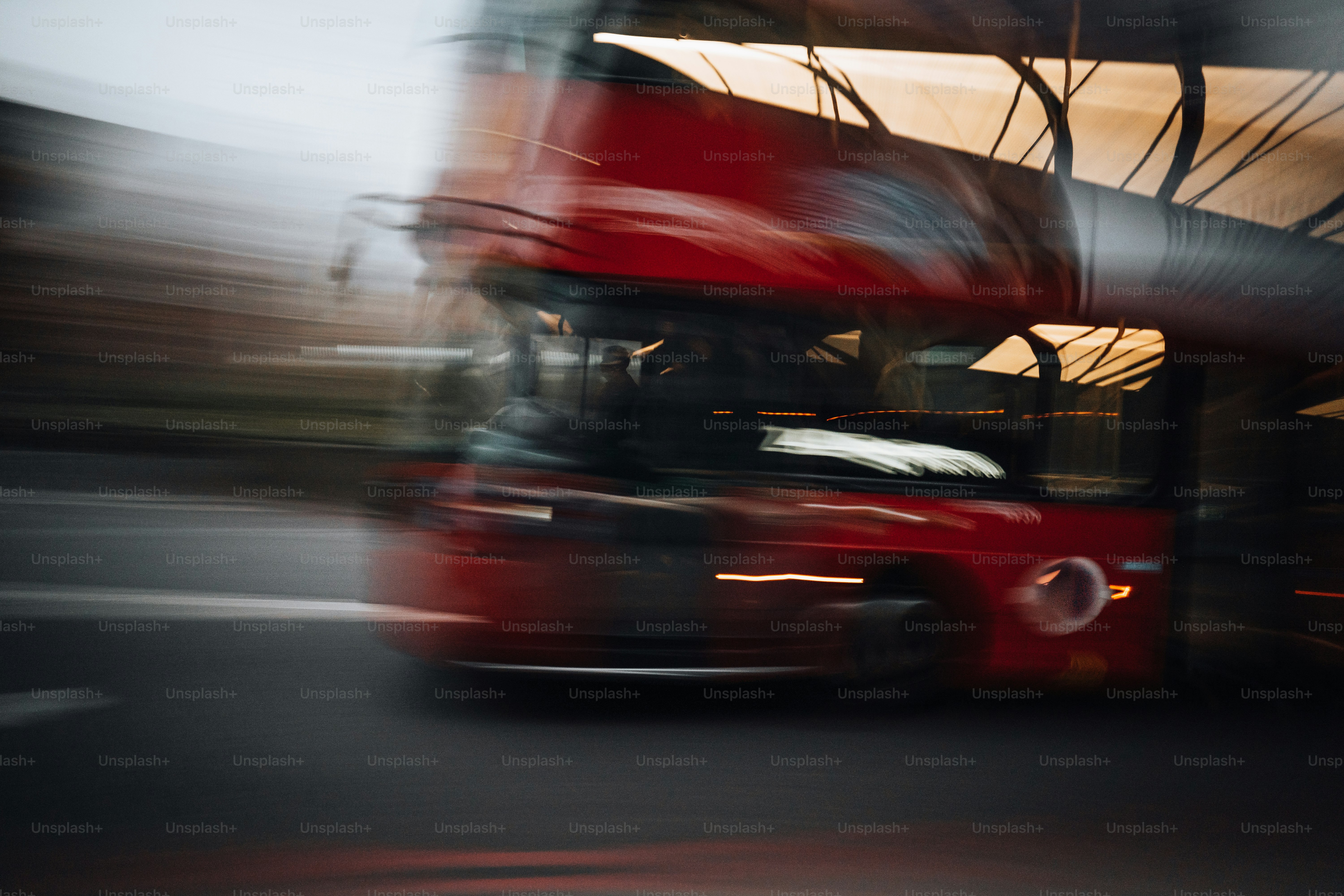 通りを走る赤い2階建てバス