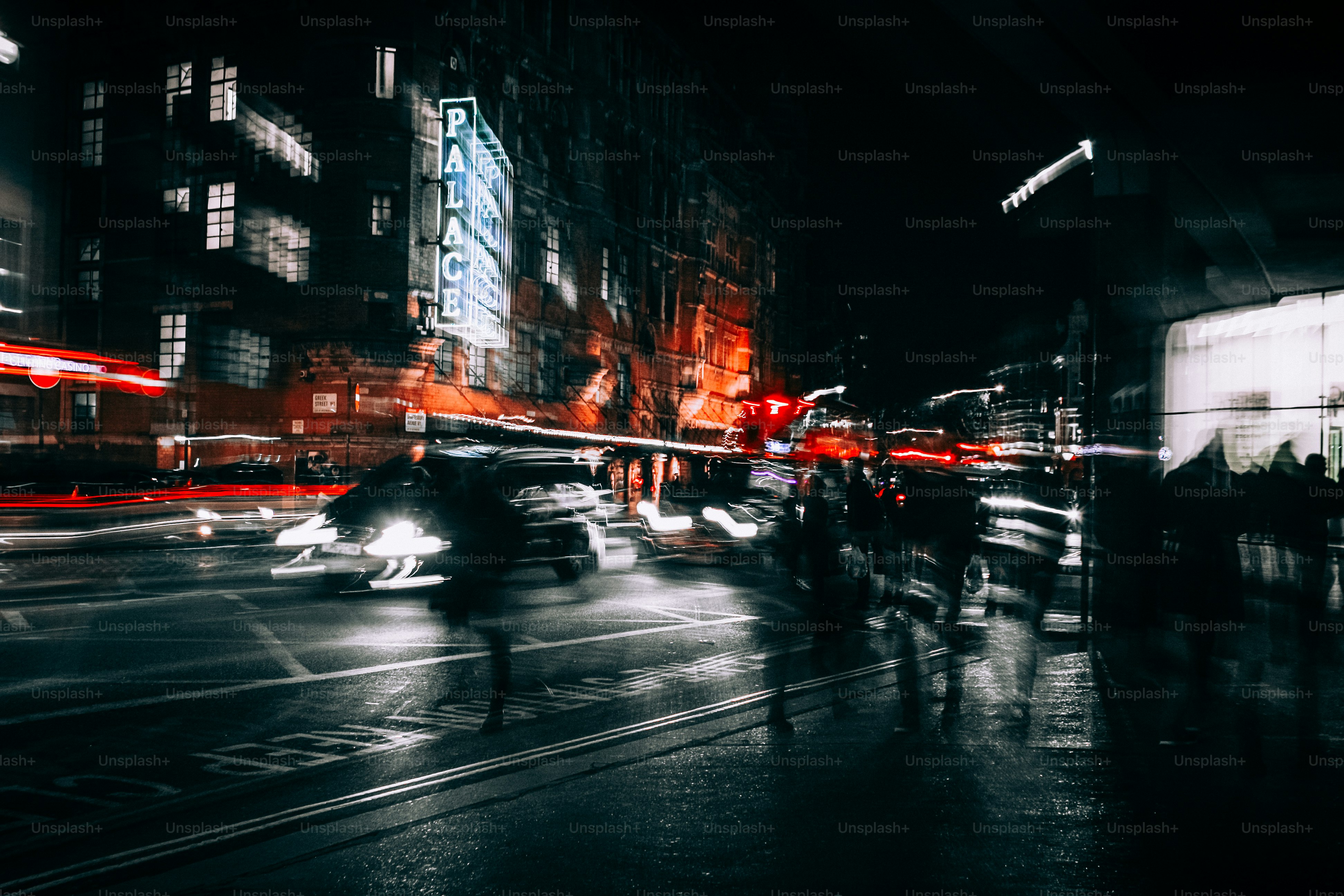 夜の街の通りのぼやけた写真