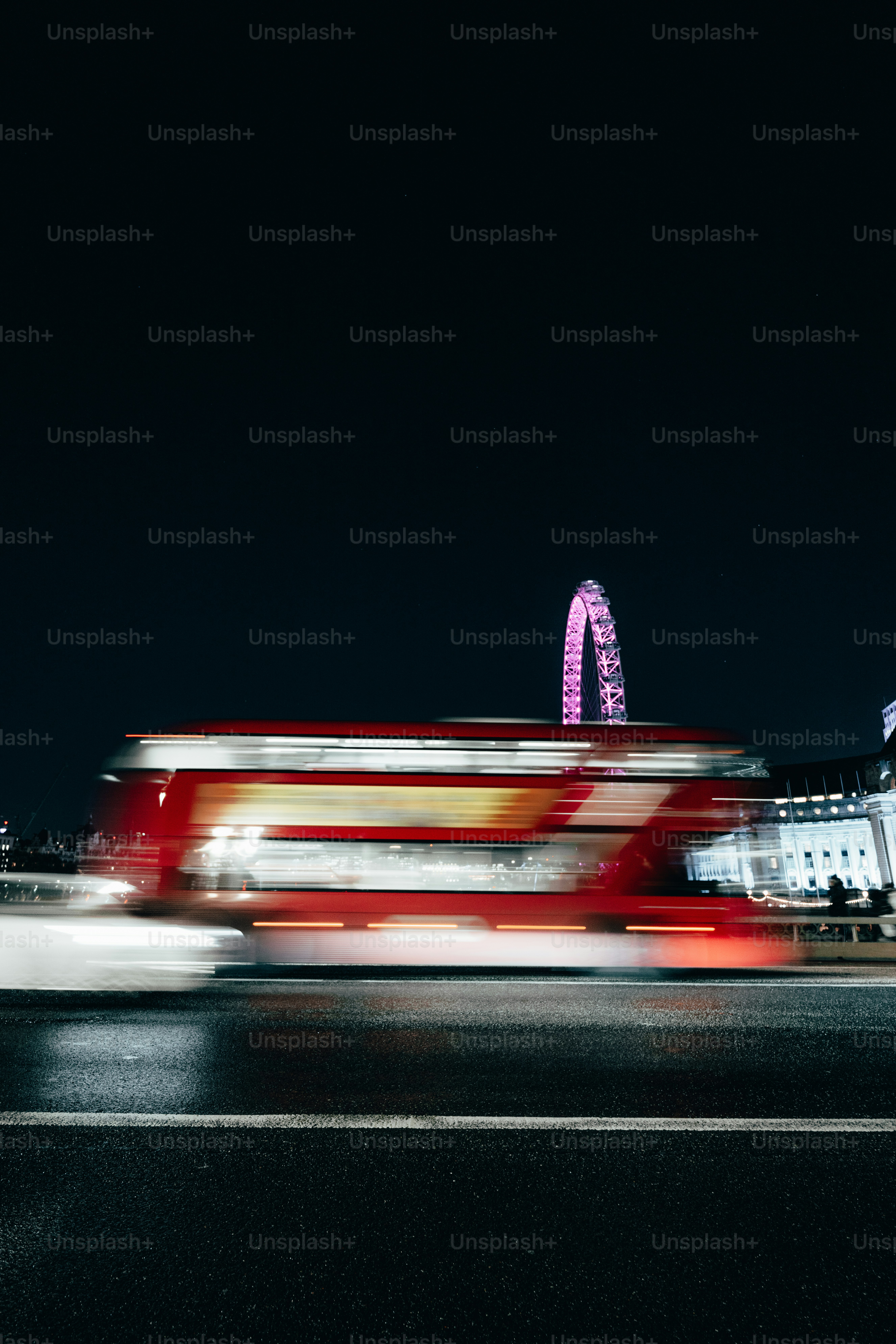 夜の観覧車のぼやけた写真