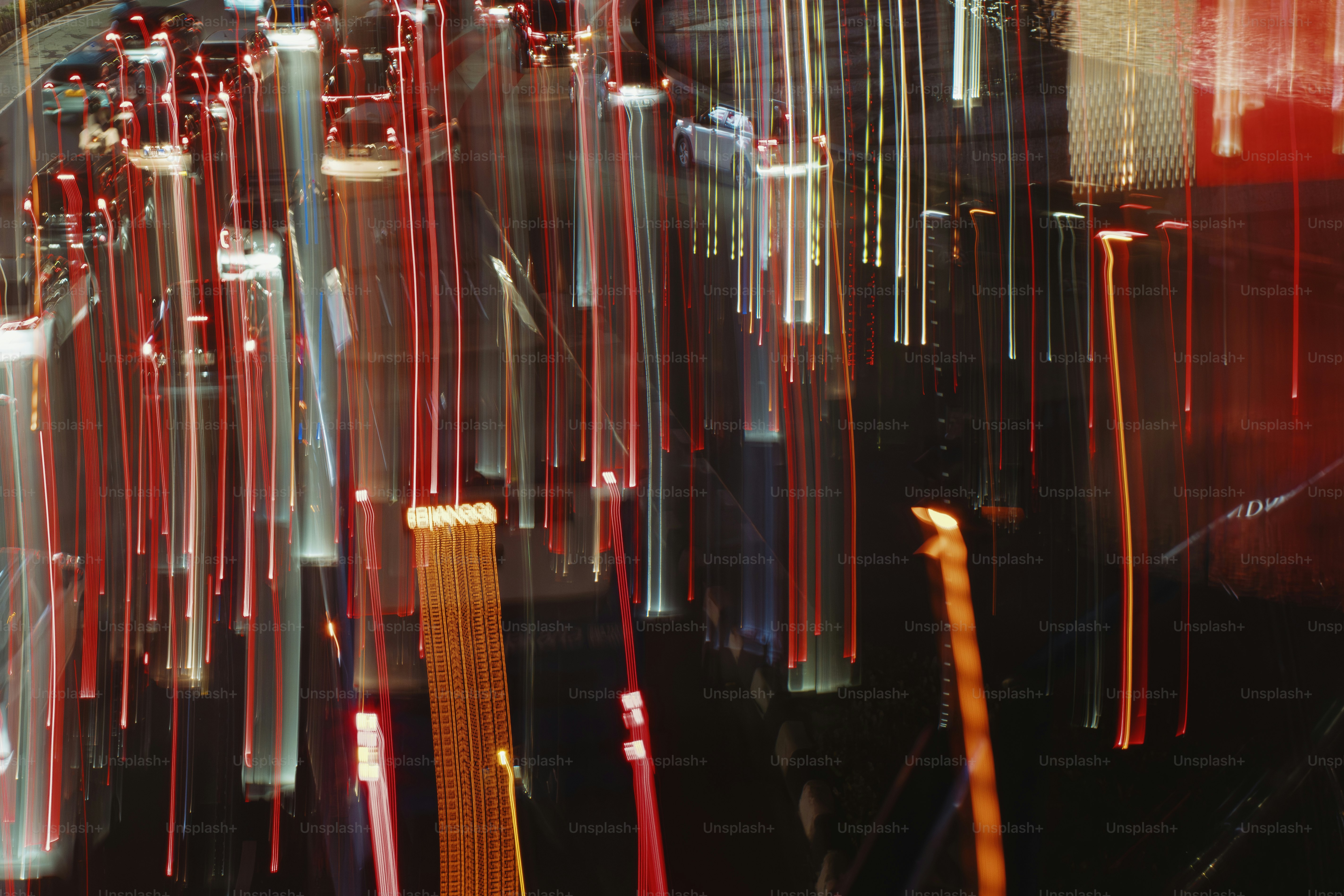 Ein Haufen roter und gelber Stäbchen, die aus einem Fenster ragen