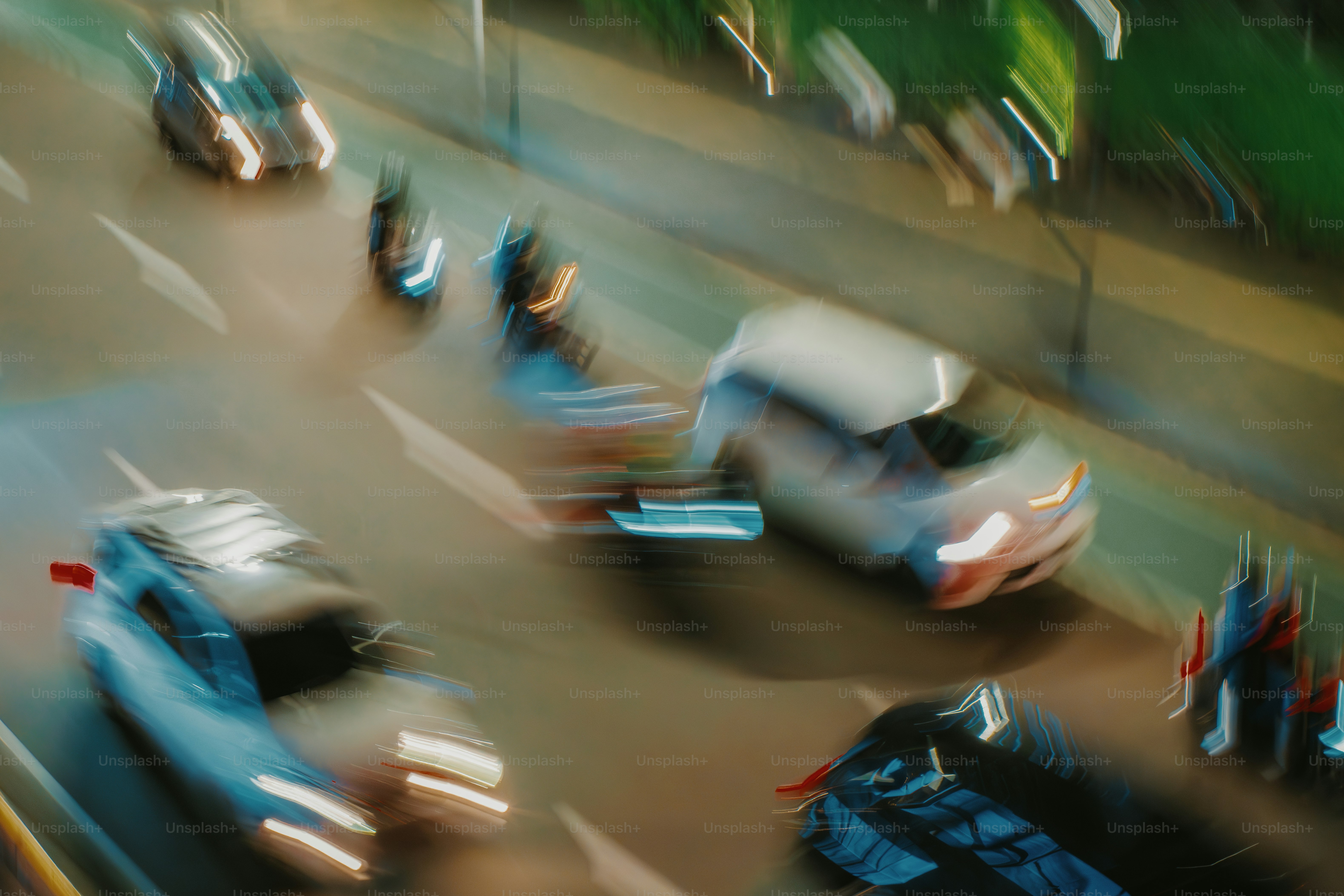 Ein verschwommenes Foto einer belebten Straße mit Autos und Motorrädern