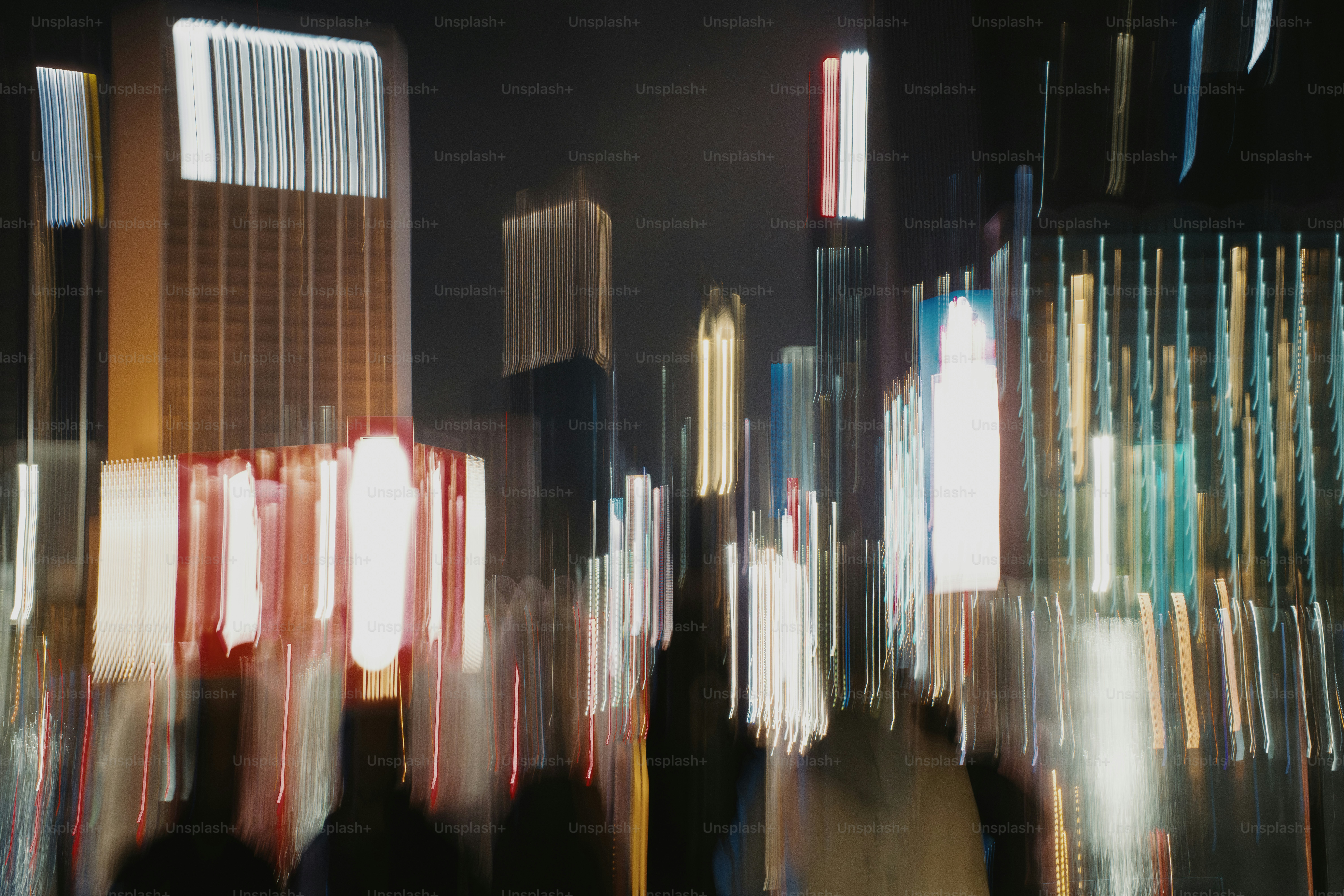 Ein verschwommenes Foto einer Stadt bei Nacht