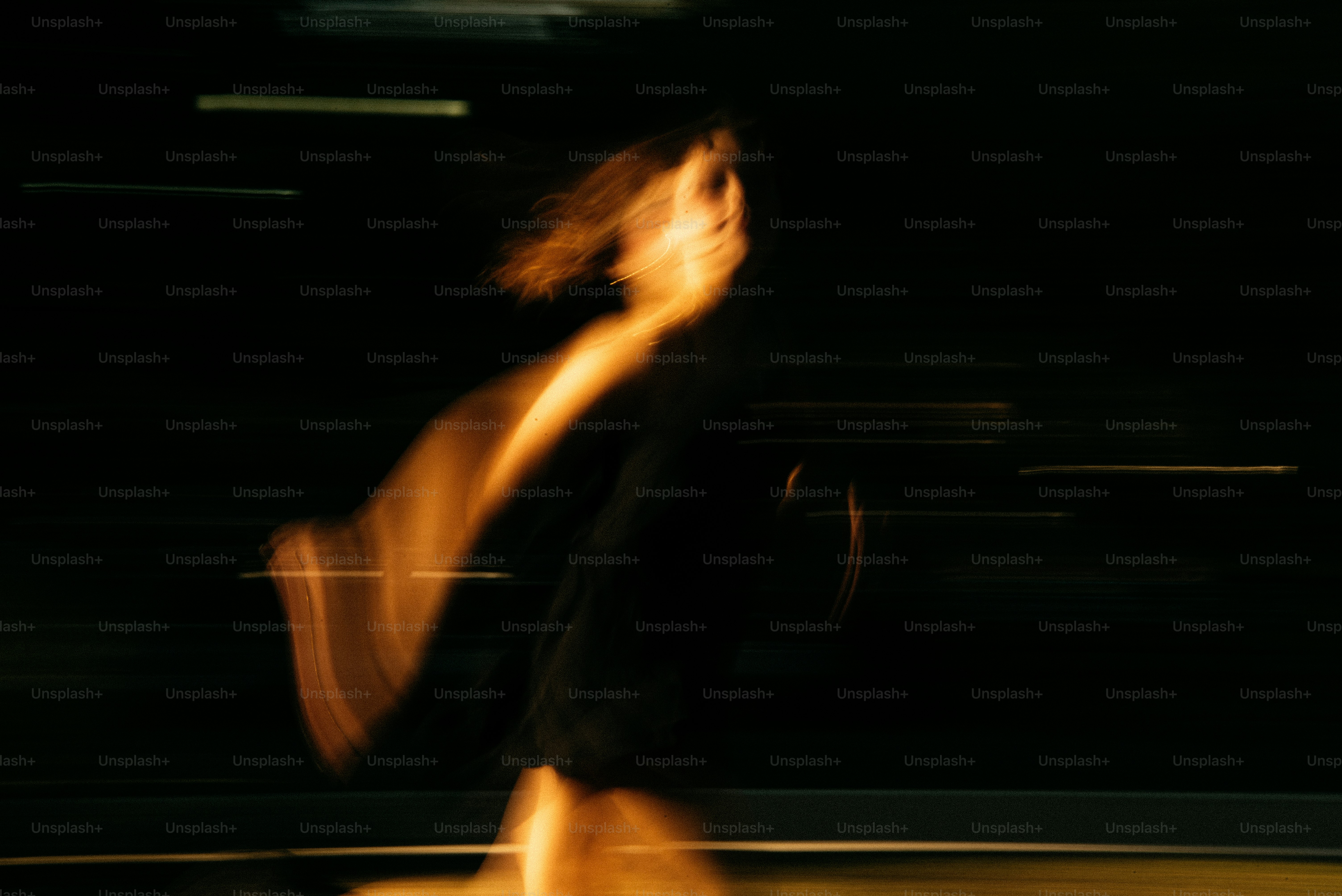 Ein verschwommenes Foto einer Person, die eine Straße entlang geht