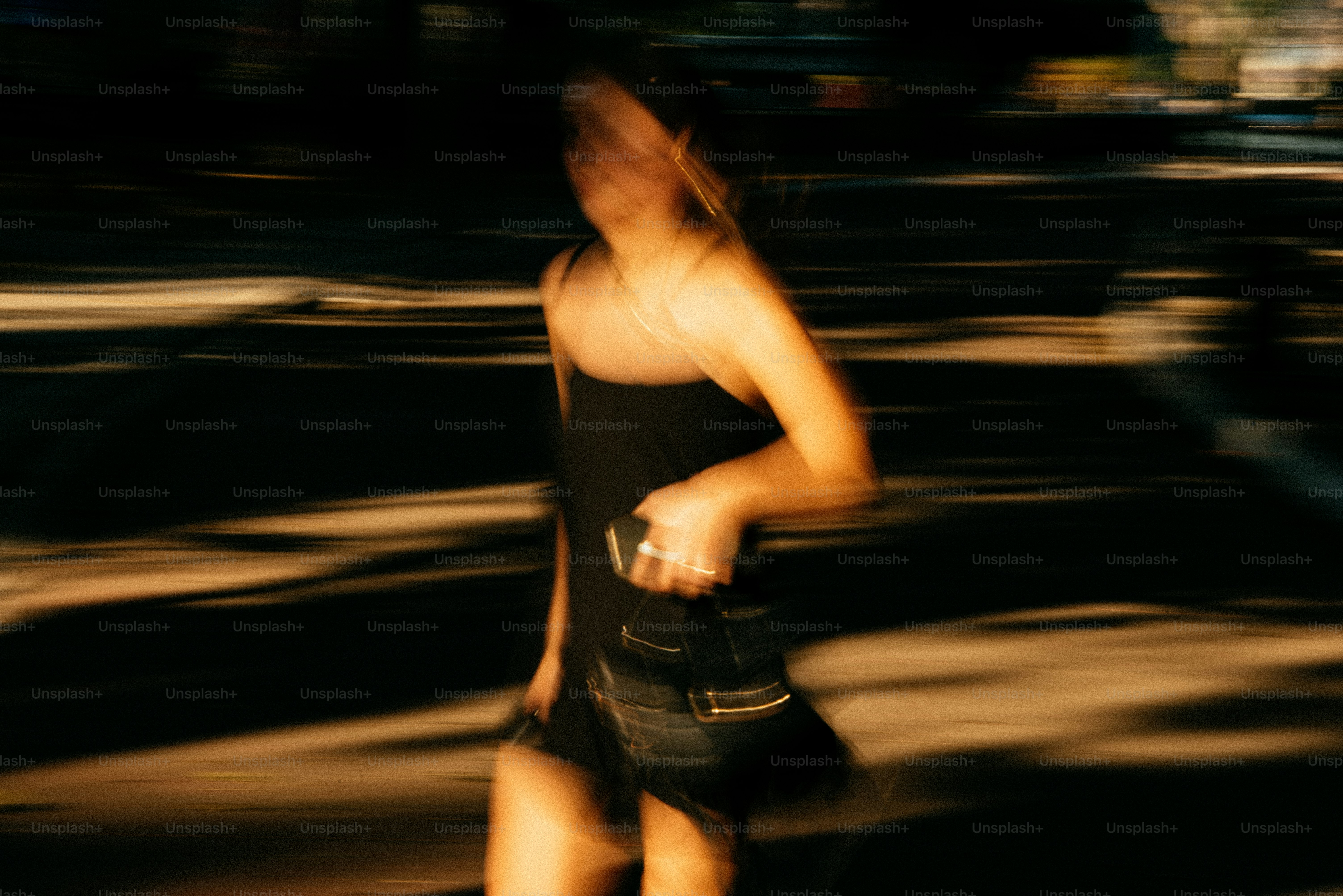 Ein verschwommenes Foto einer Frau in einem schwarzen Kleid