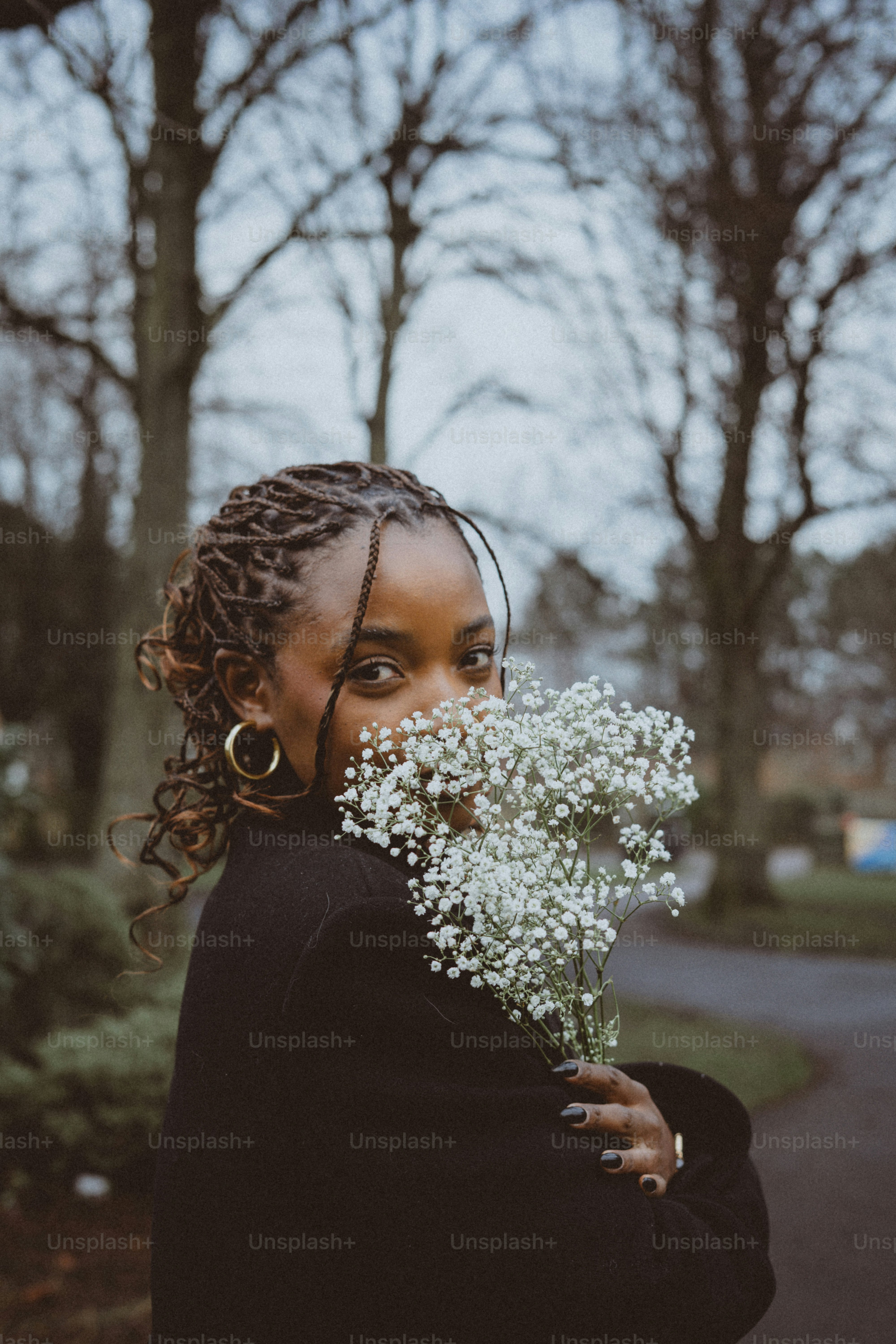 Mujer con flores esconde la mitad de su rostro. foto – Imagen de Mujer ...