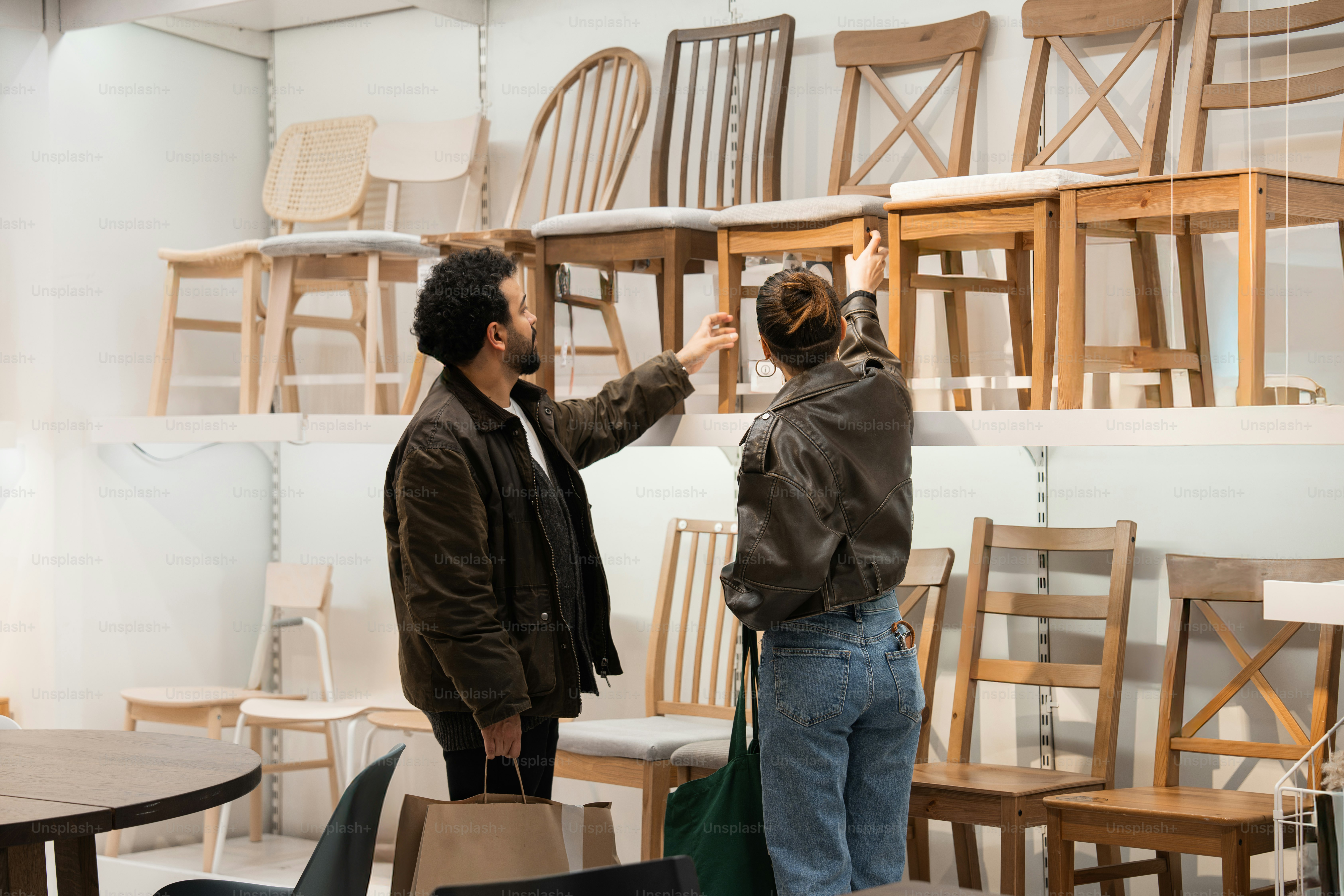 Um casal de homens em pé um ao lado do outro em uma sala