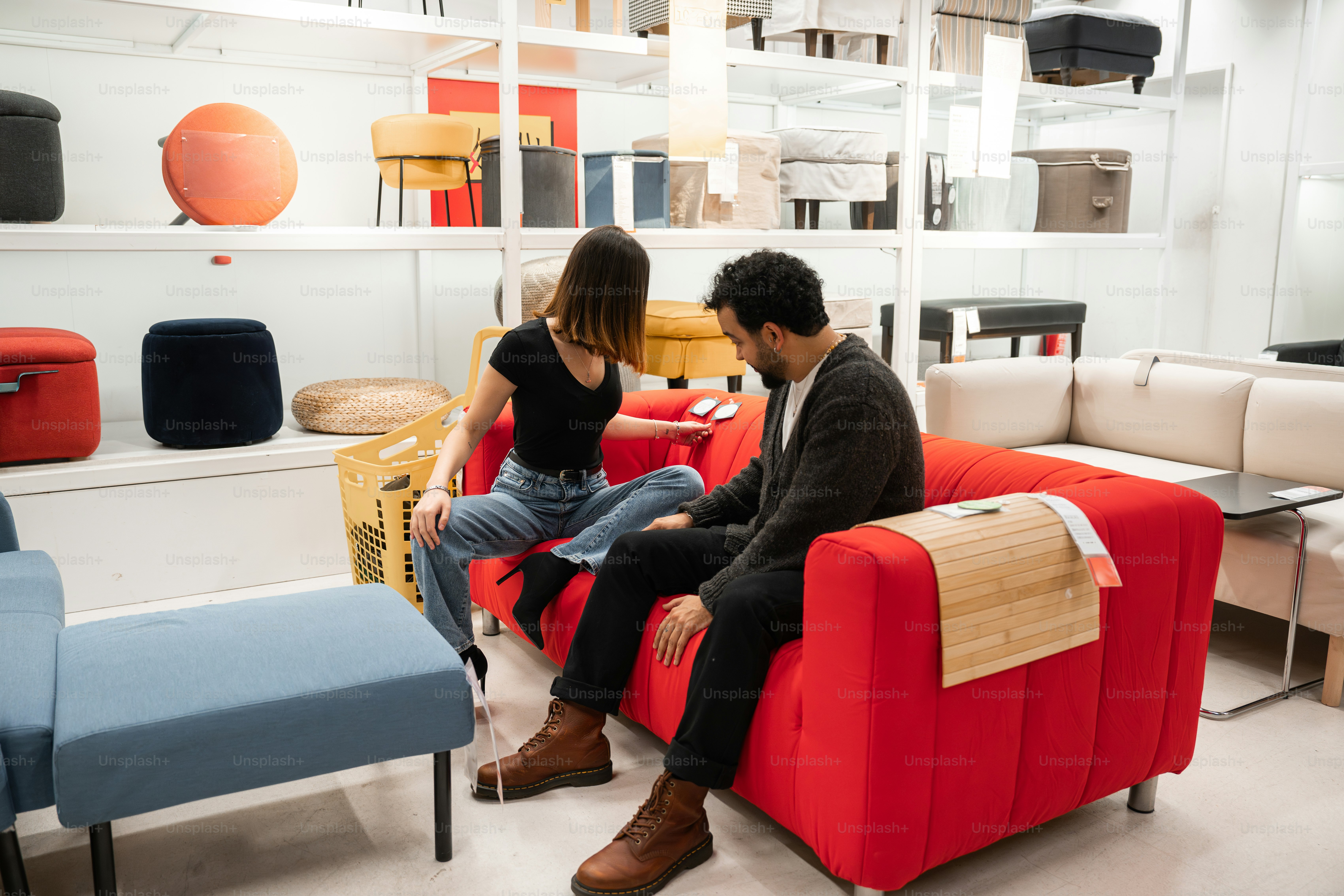 Ein Mann und eine Frau sitzen auf einer roten Couch