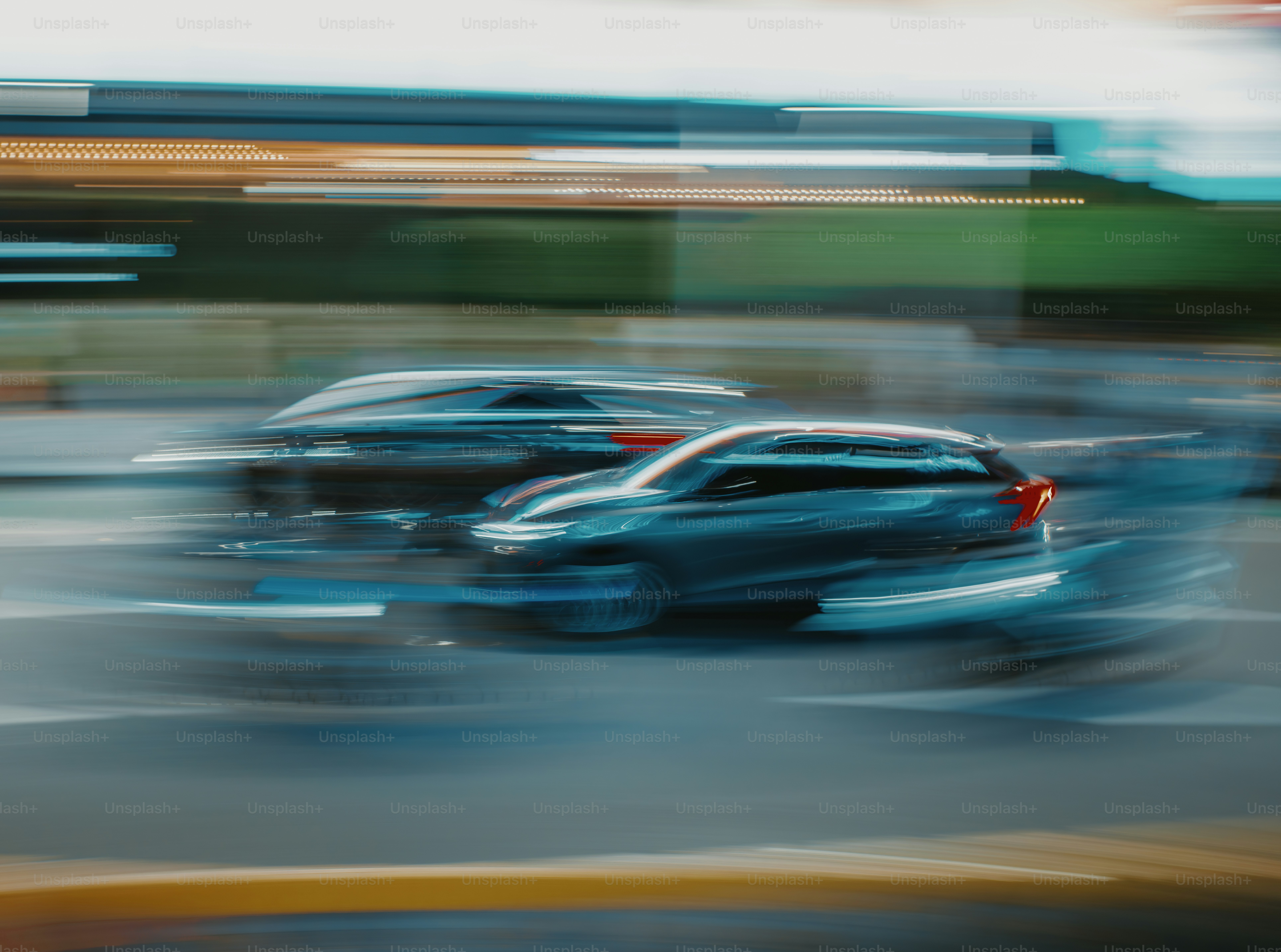 Ein verschwommenes Foto von zwei Autos, die eine Straße entlangfahren