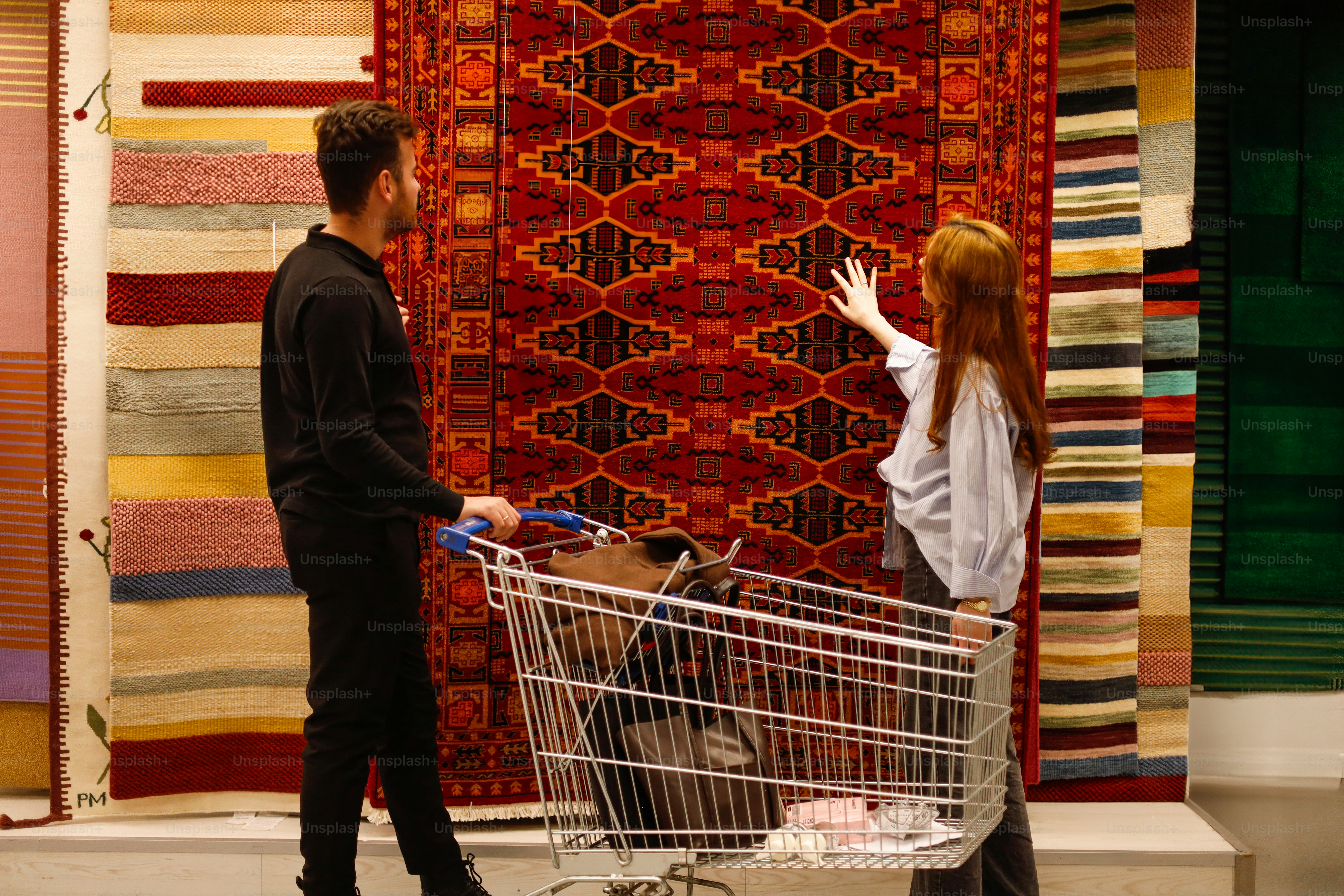 Une femme poussant un chariot de supermarché avec un homme debout à côté