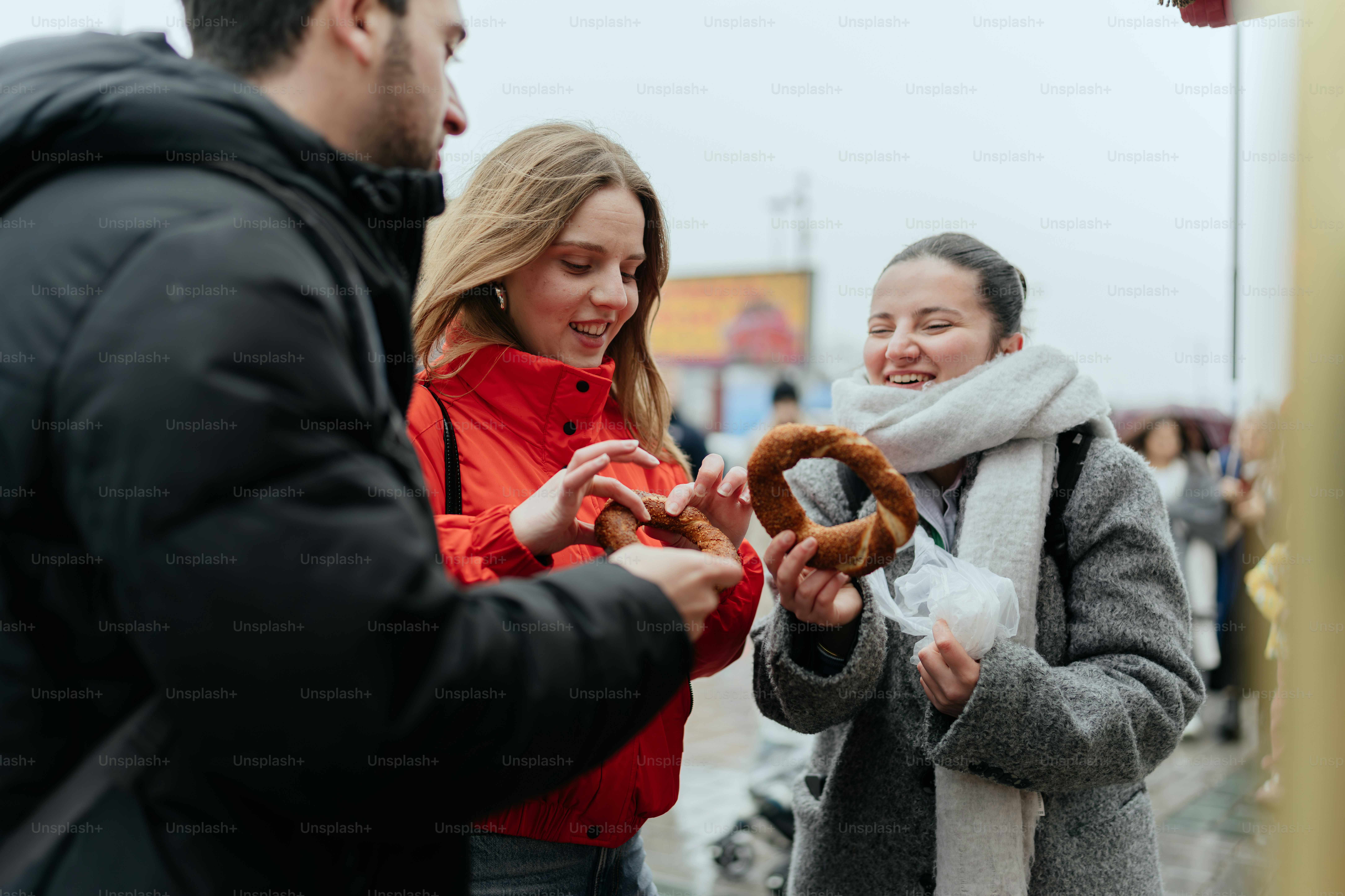 Eine Gruppe von Menschen, die nebeneinander stehen