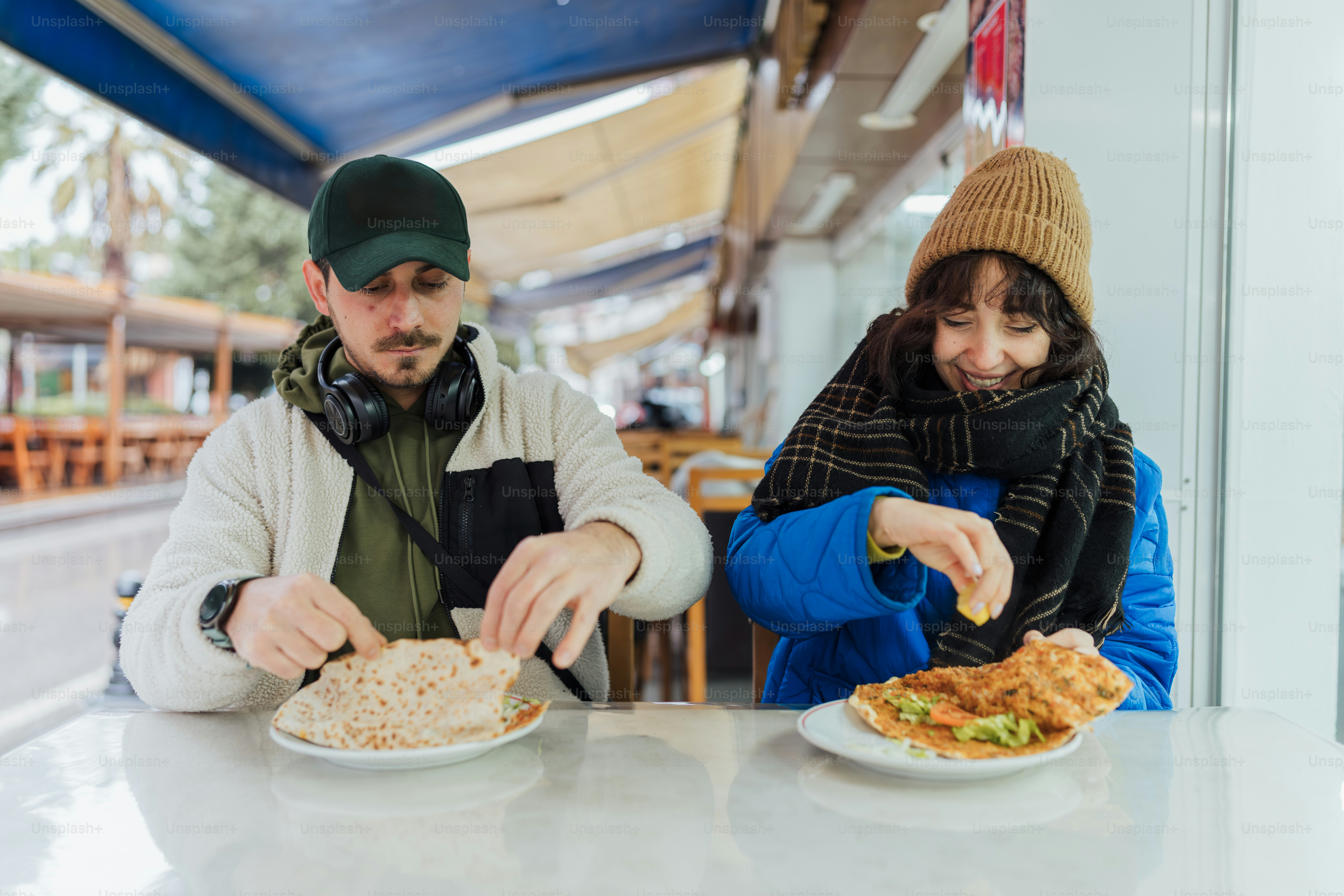 Ein Mann und eine Frau sitzen an einem Tisch und essen