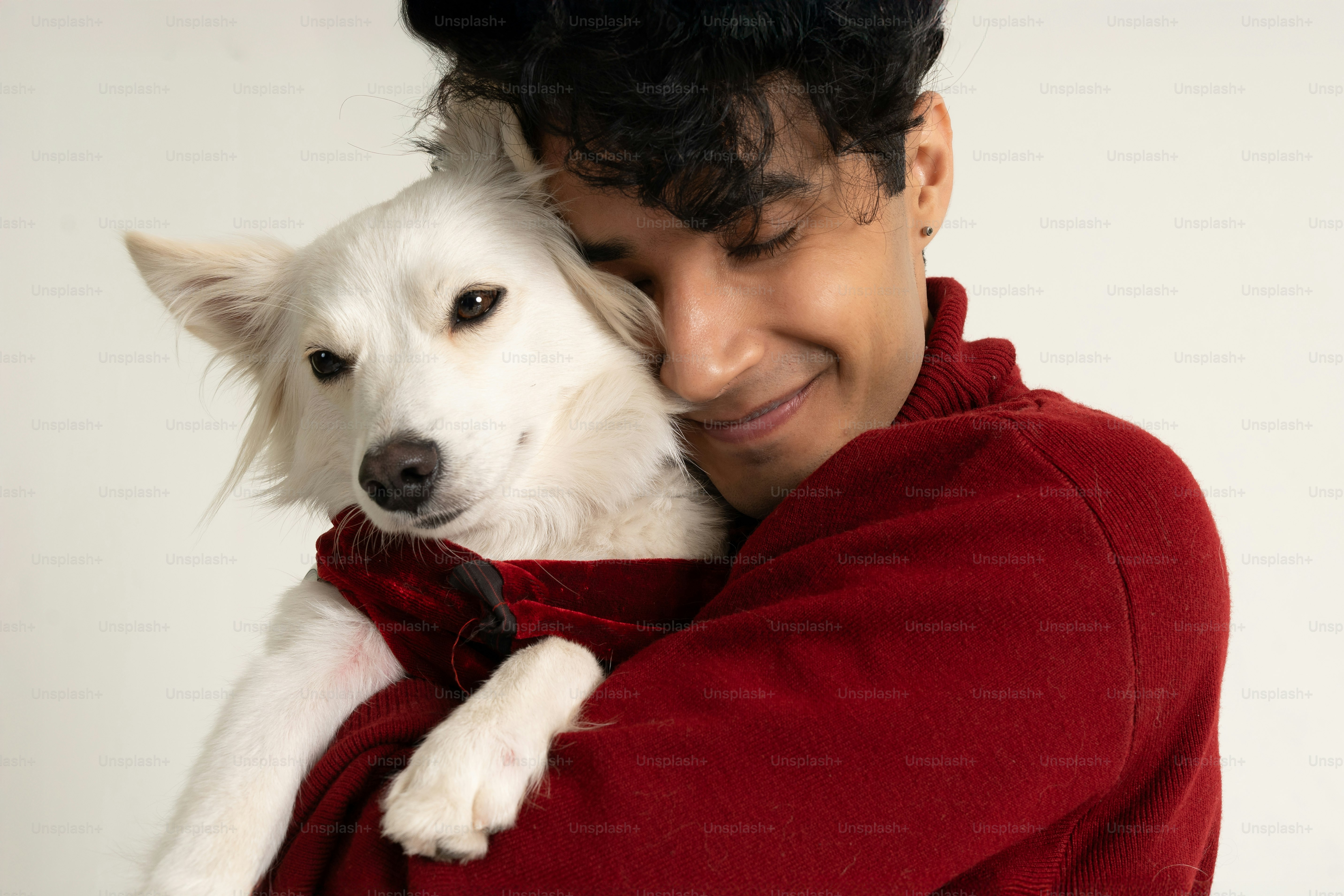 پسری با موهای مشکی و پلیور قرمز که سگ اشپیتز سفیدش را در آغوش گرفته است. روانشناس روانکاو رواندرمانگر سکستراپ مشاور خانواده مشاوره ی نوجوانان مشاور مشاور فارسی زبان روانشناس فارسی زبان روانشناس ایرانی فارسی تهران ریچموندهیل ونکوور دبی نیویورک سانفرانسیسکو سیدنی نورث یورک لس آنجلس زوریخ سوئیس کانادا ملبورن بریزبین آلمان واشنگتن ایرواین اورنج کانتی بورلی هیلز رجینا 