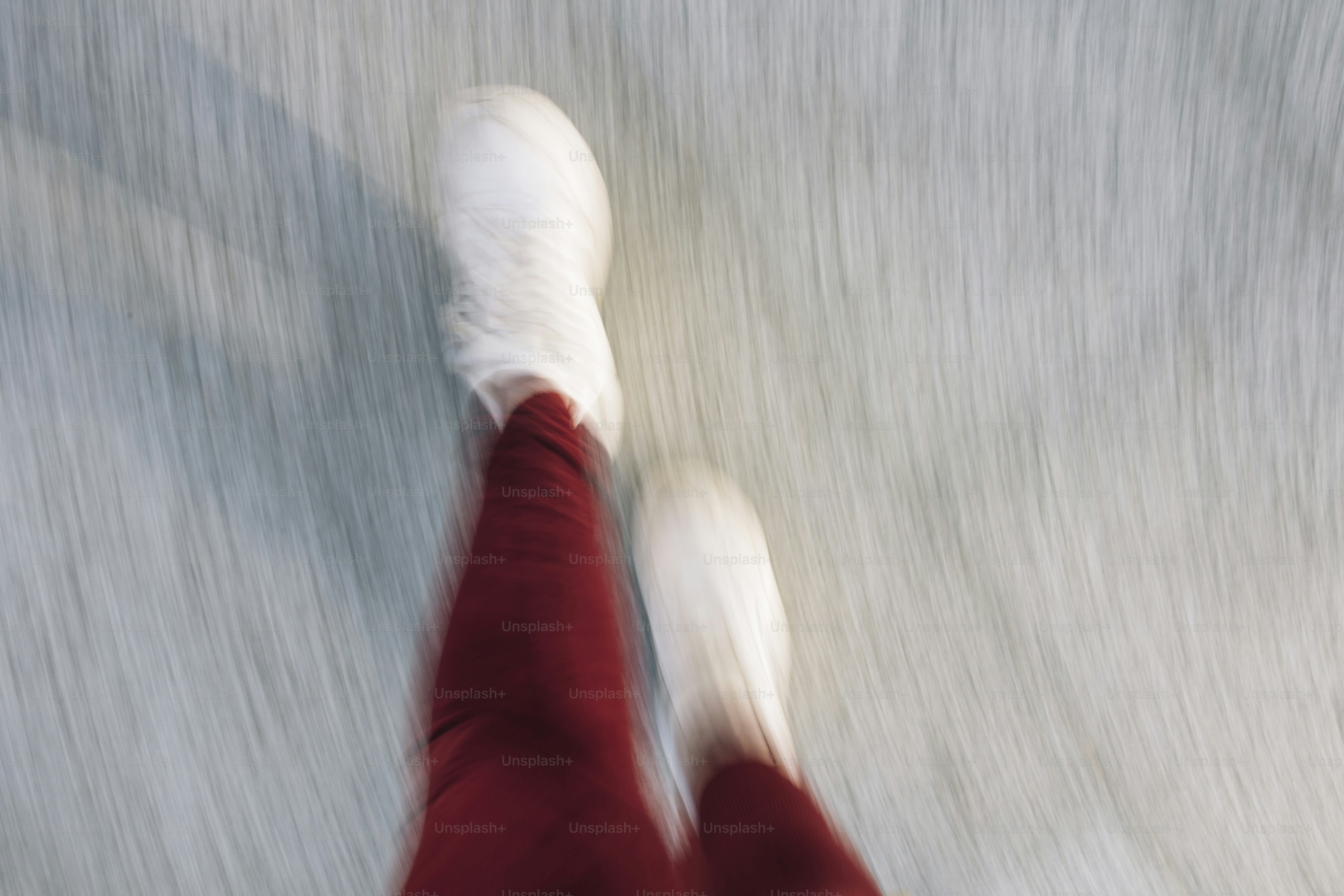 Una foto borrosa de una persona montando una patineta