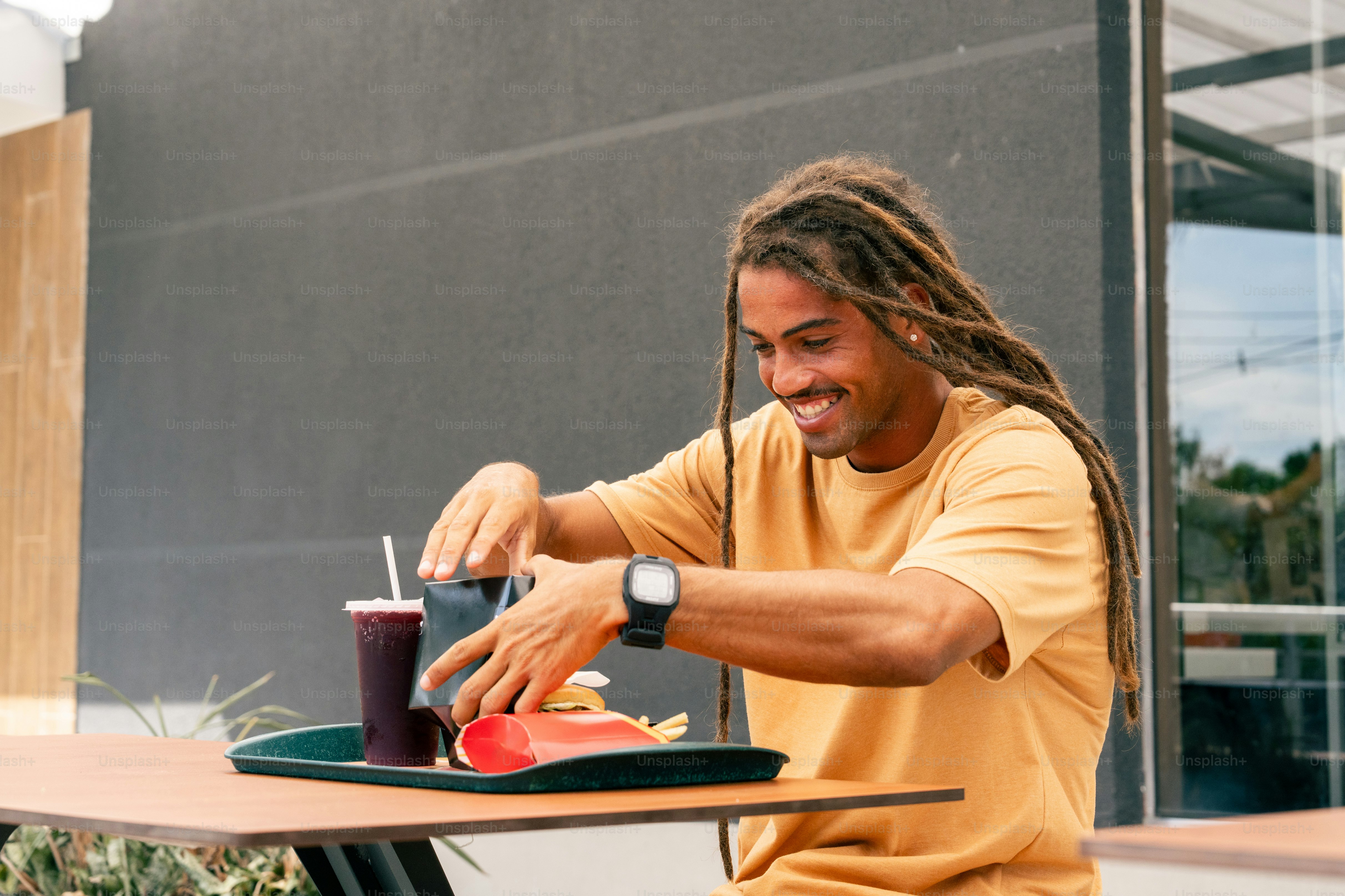Ein Mann sitzt an einem Tisch mit einer Kaffeetasse