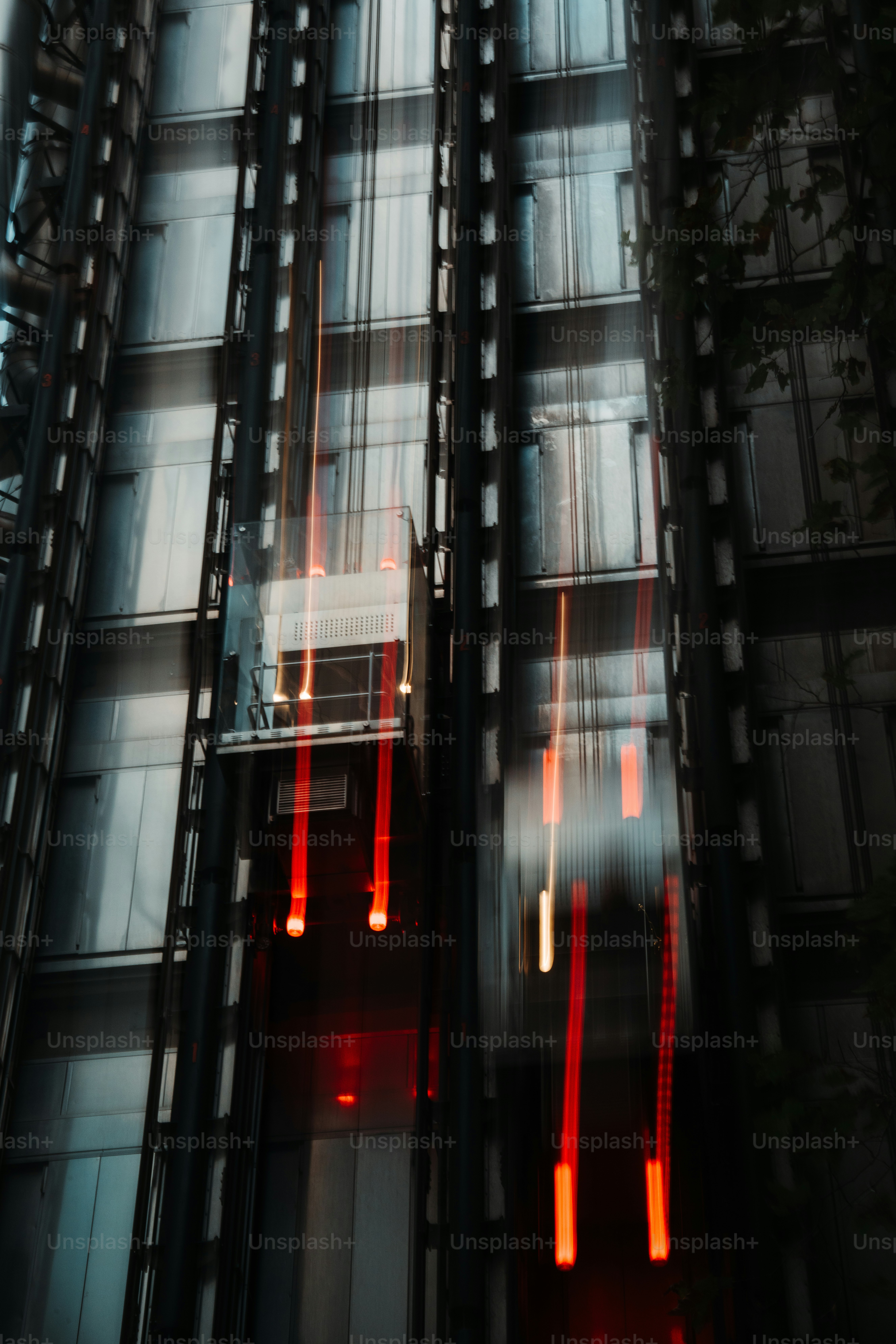 窓がたくさんあり、赤いライトが点灯している高層ビル
