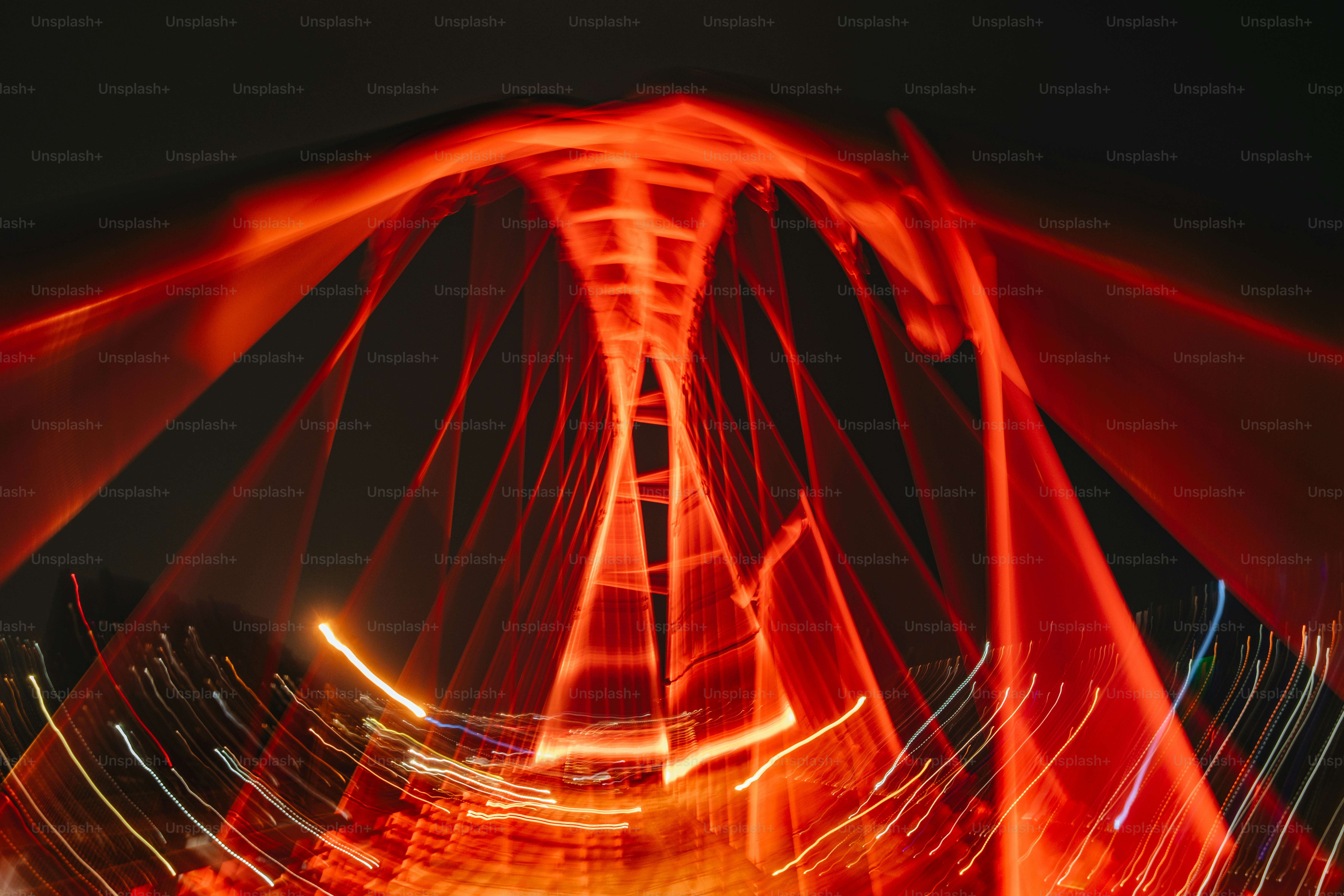 夜の橋のぼやけた写真