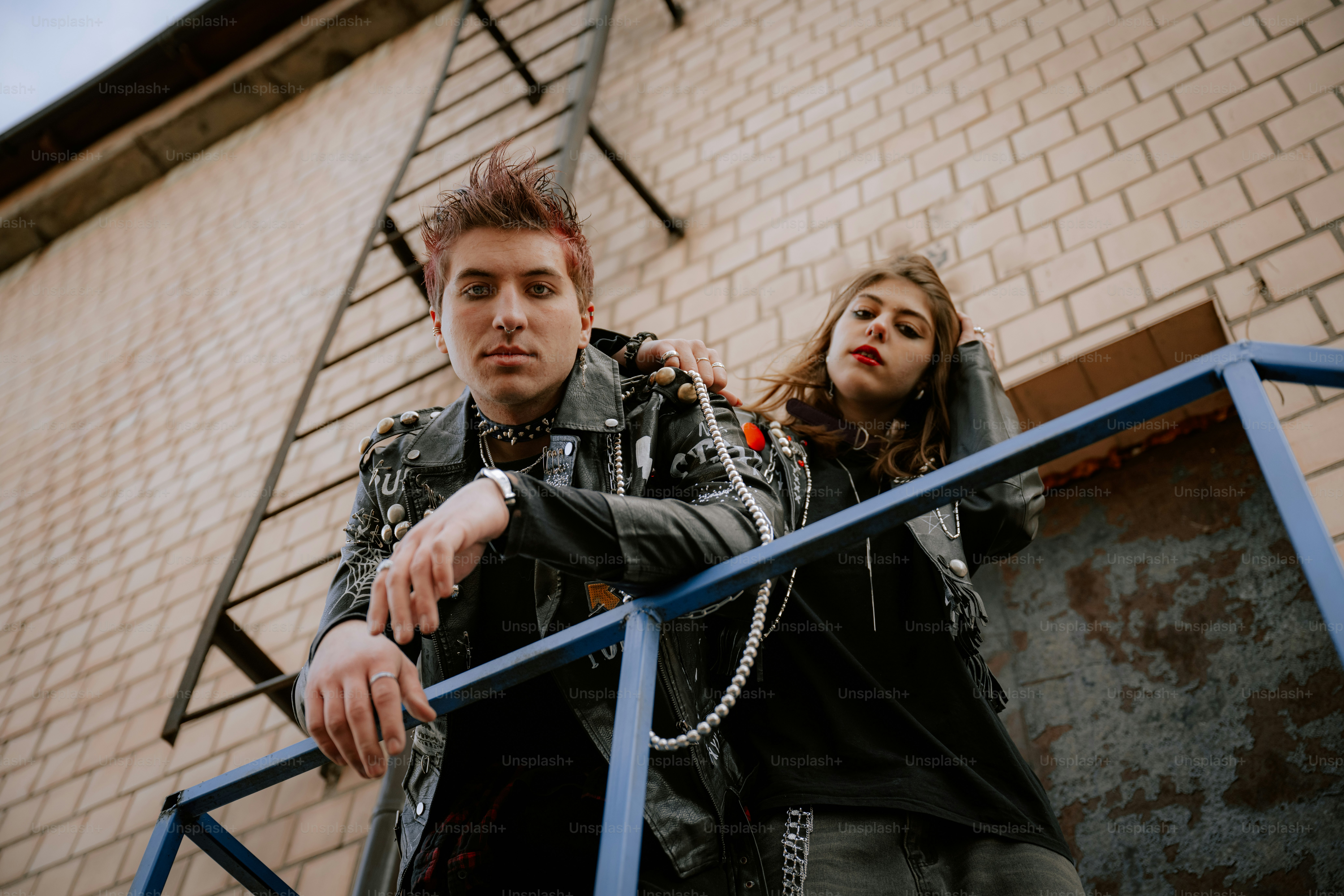 Um homem e uma mulher em pé em uma escada