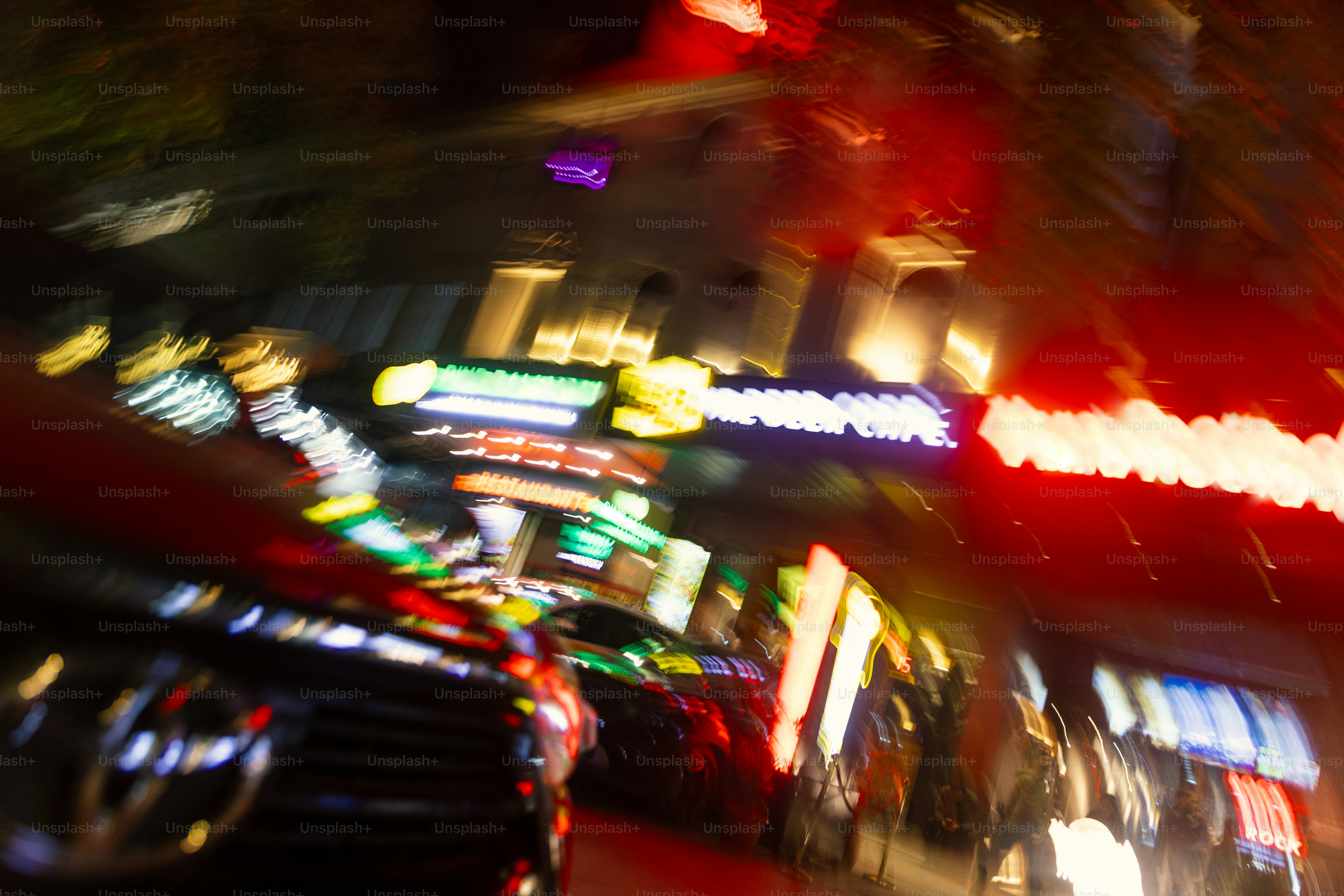 夜の街の通りのぼやけた写真