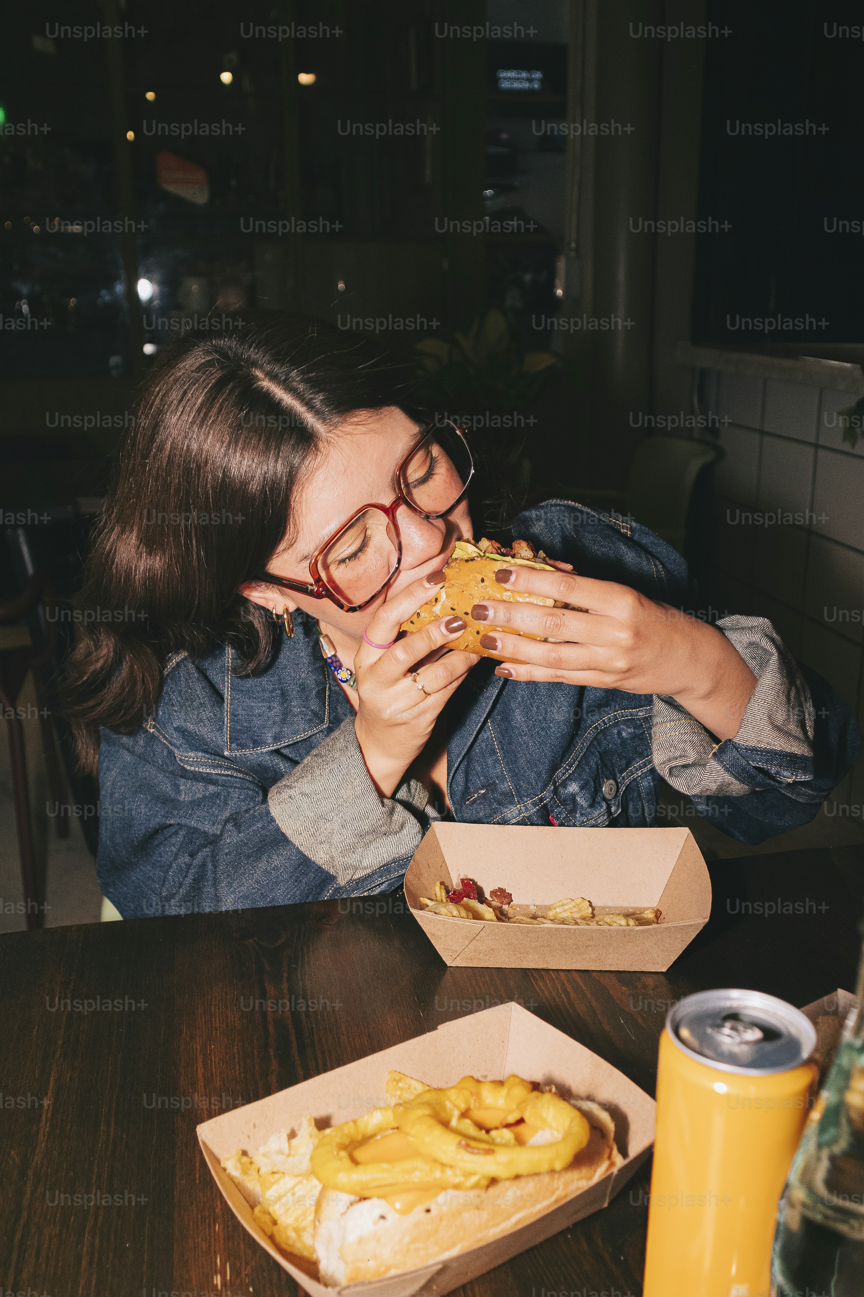 Una mujer sentada en una mesa comiendo