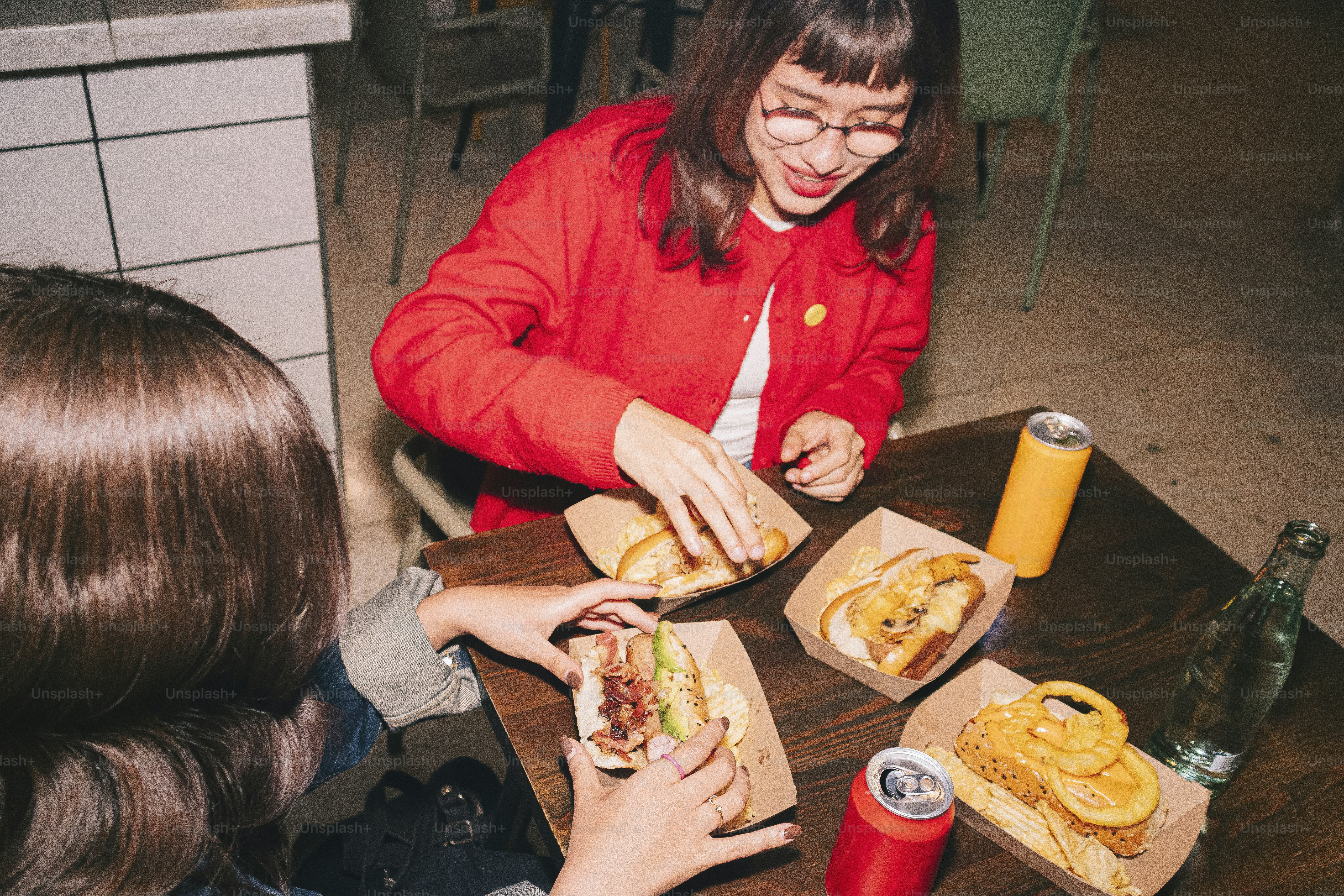 Un groupe de personnes assises autour d’une table en train de manger
