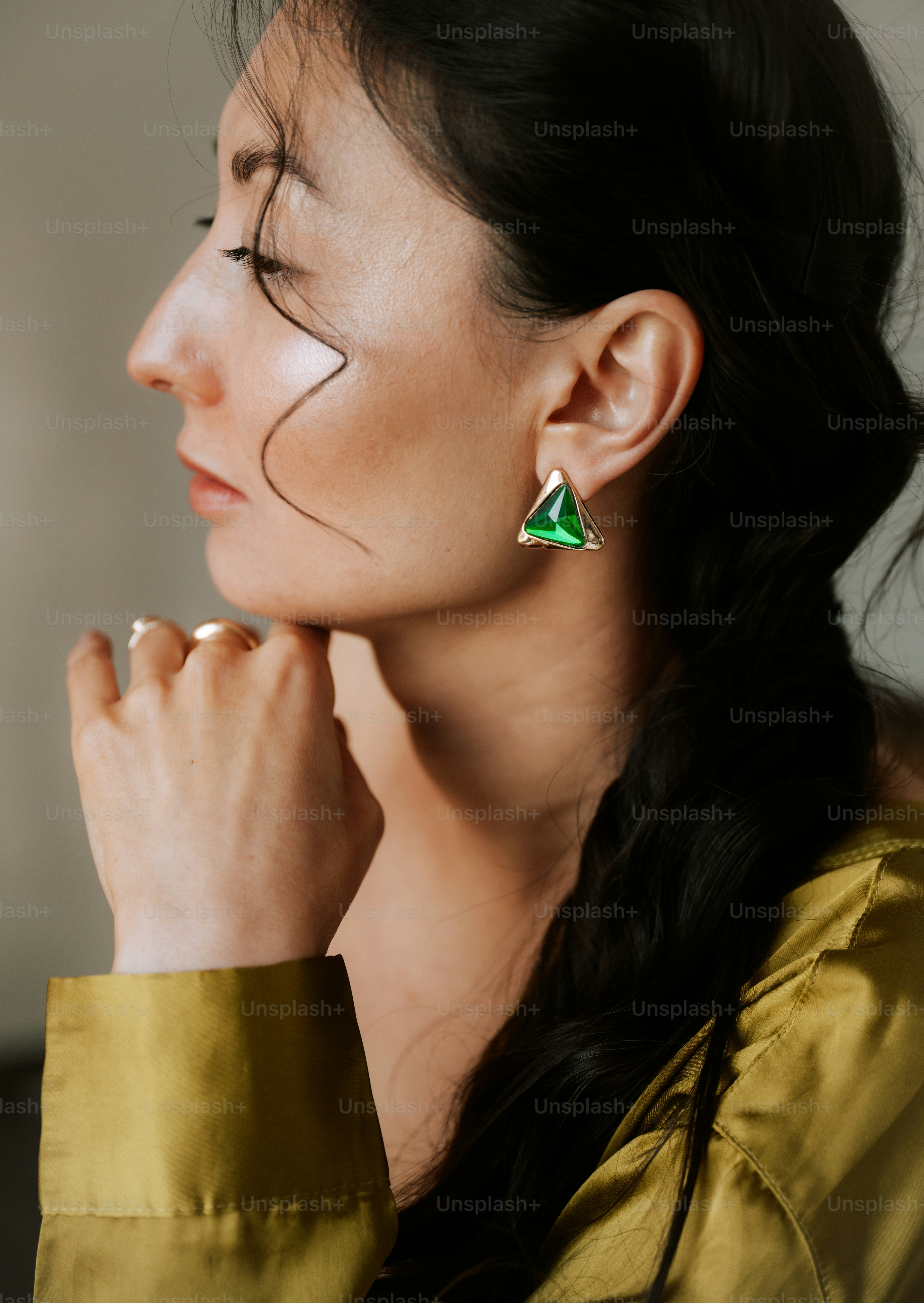 イヤリングを身に着けている人のクローズアップ - Unsplash+に収録の写真