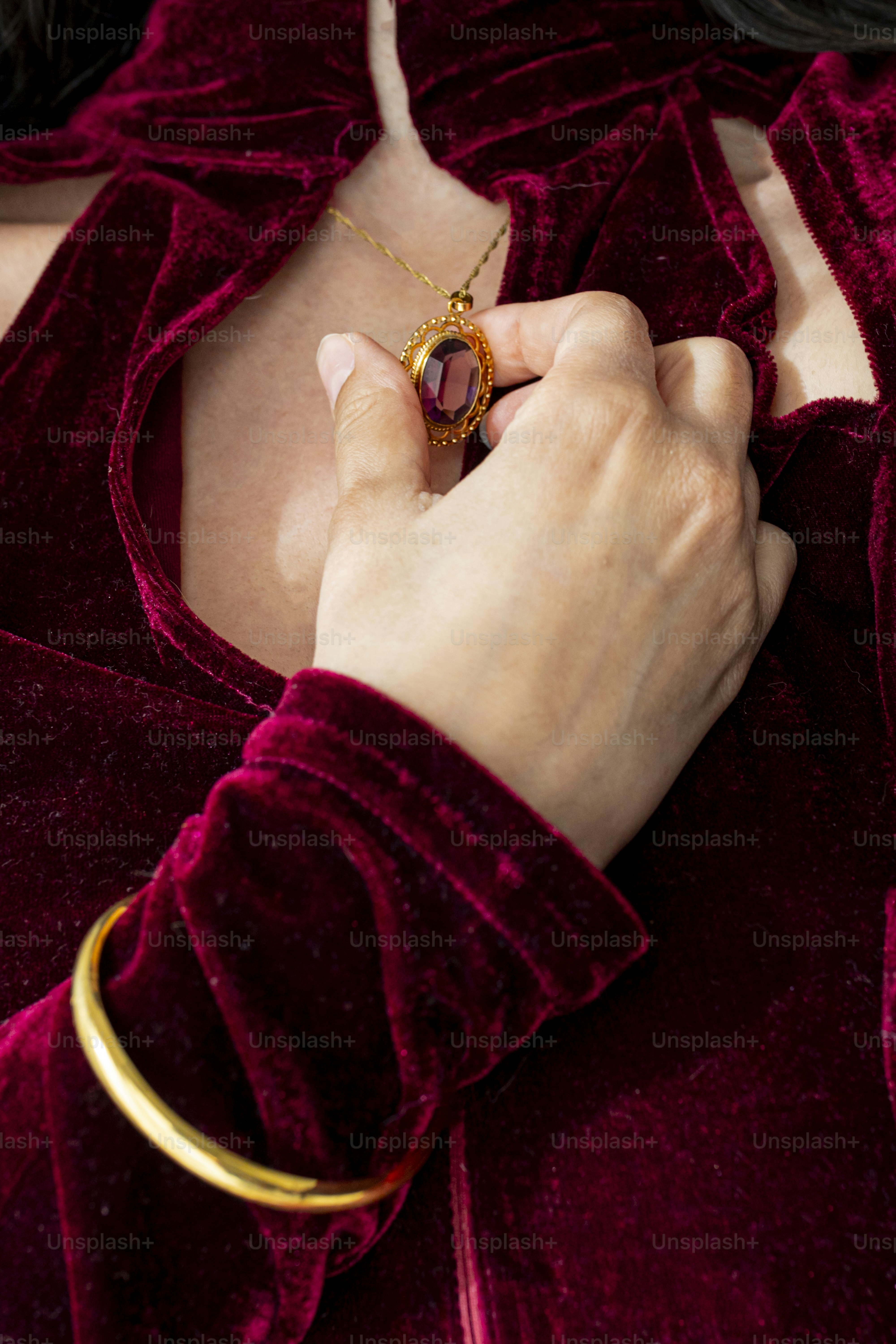 Nahaufnahme einer Person, die ein rotes Kleid trägt