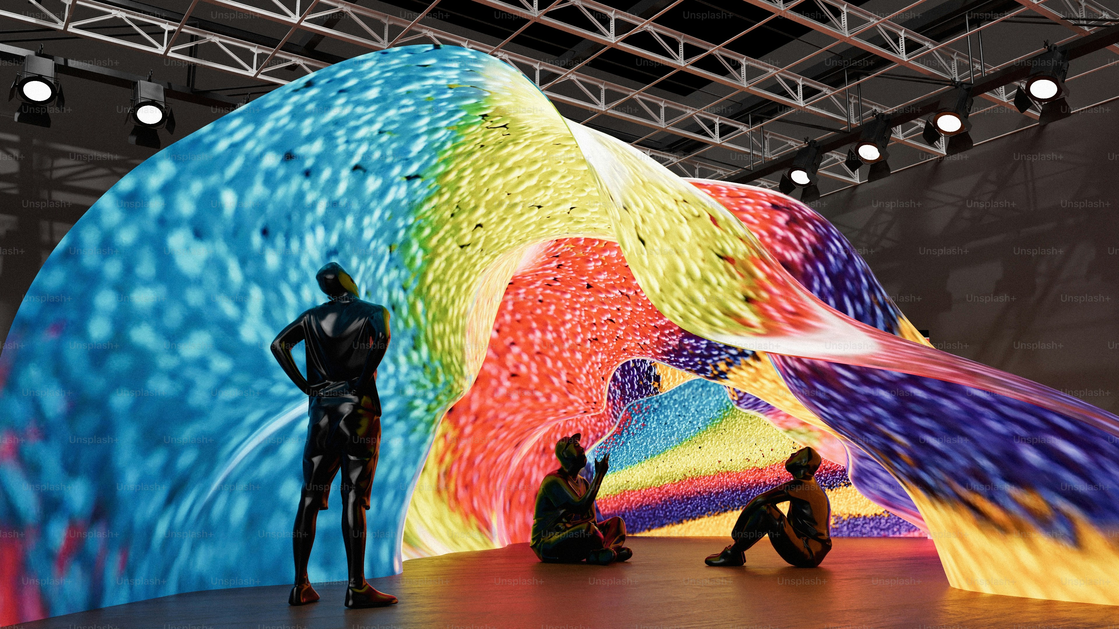 Un gruppo di persone in piedi davanti a una scultura colorata