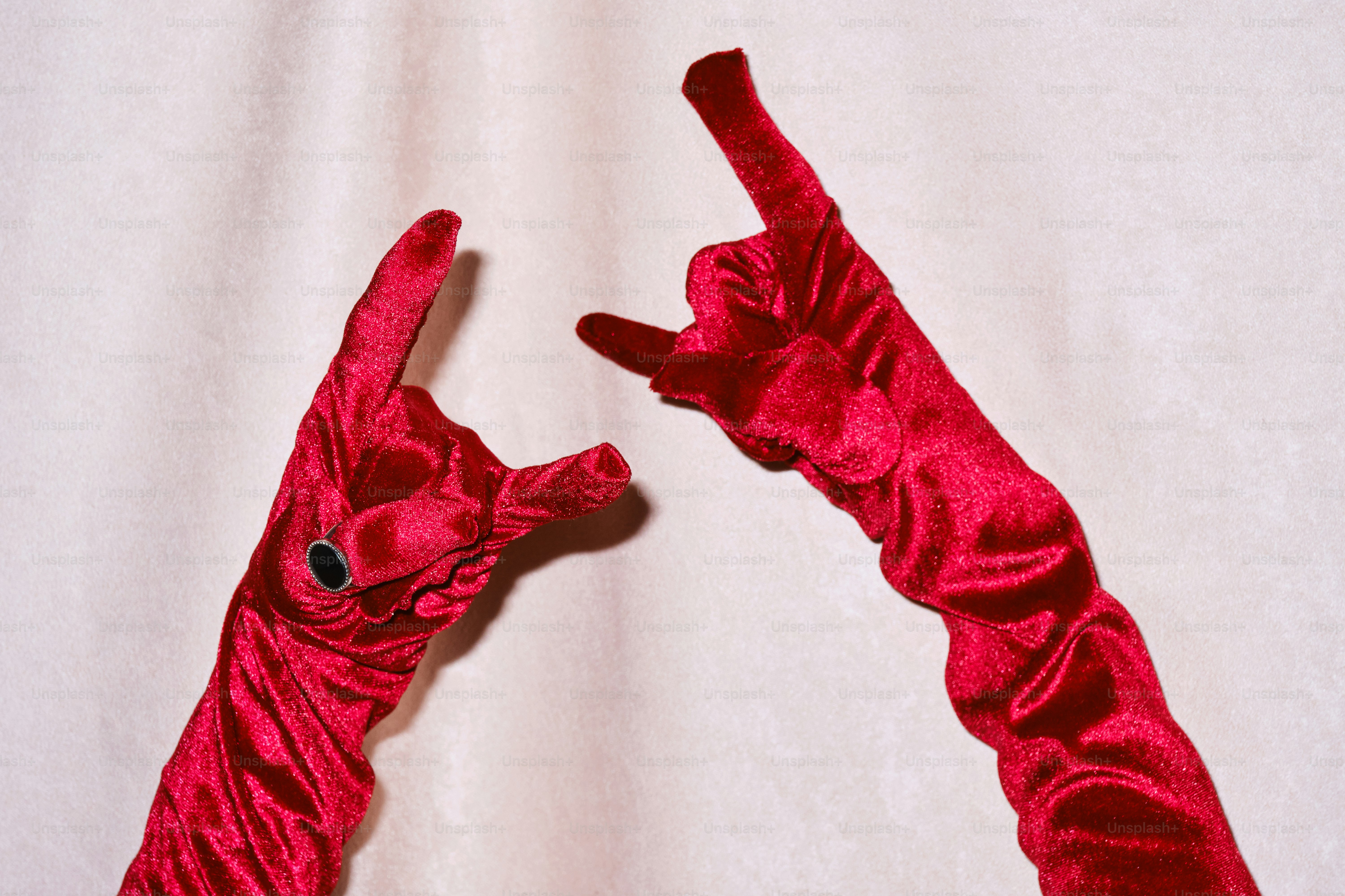 Un paio di giraffe rosse fatte di stoffa