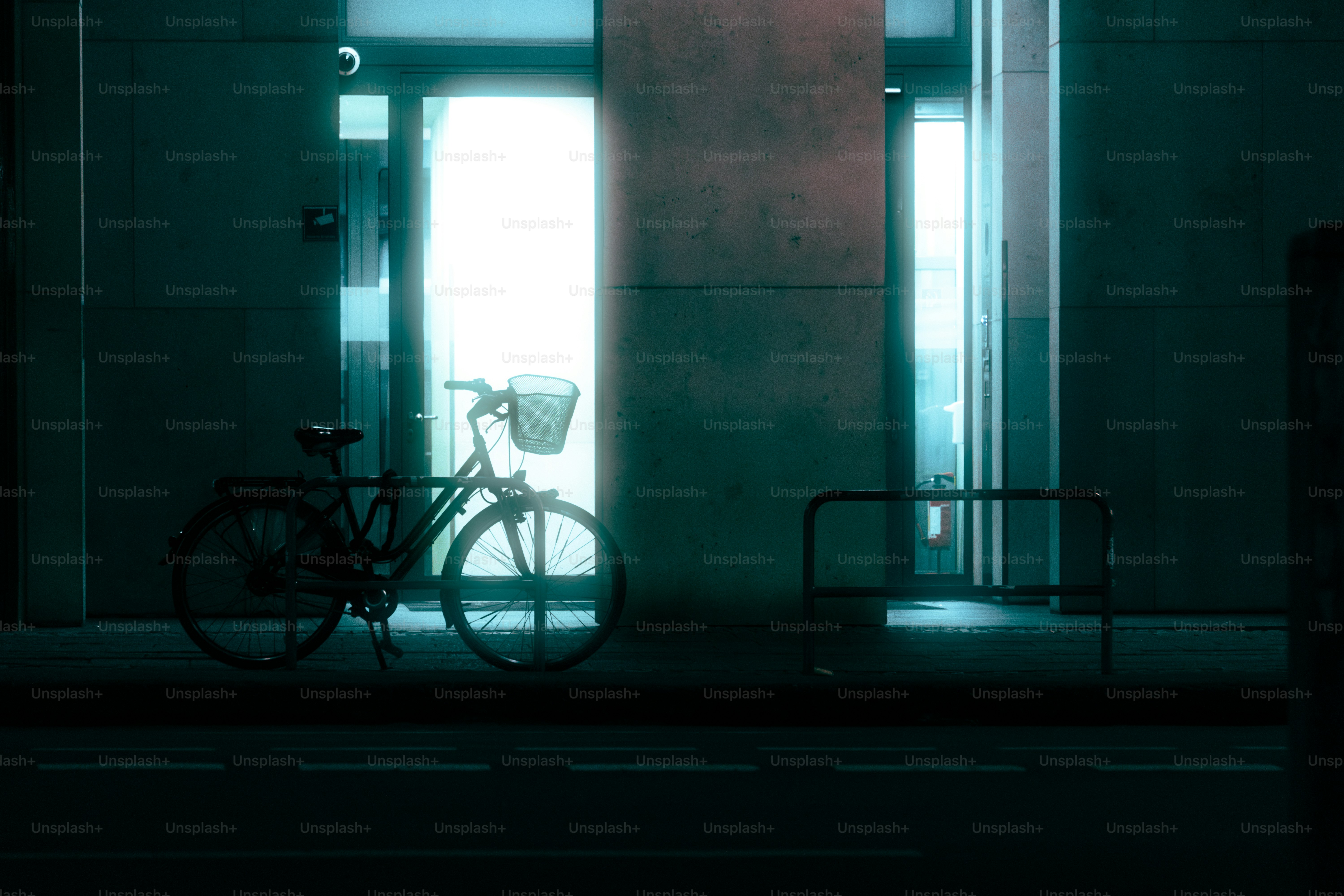 Una bicicletta parcheggiata davanti a un edificio alto