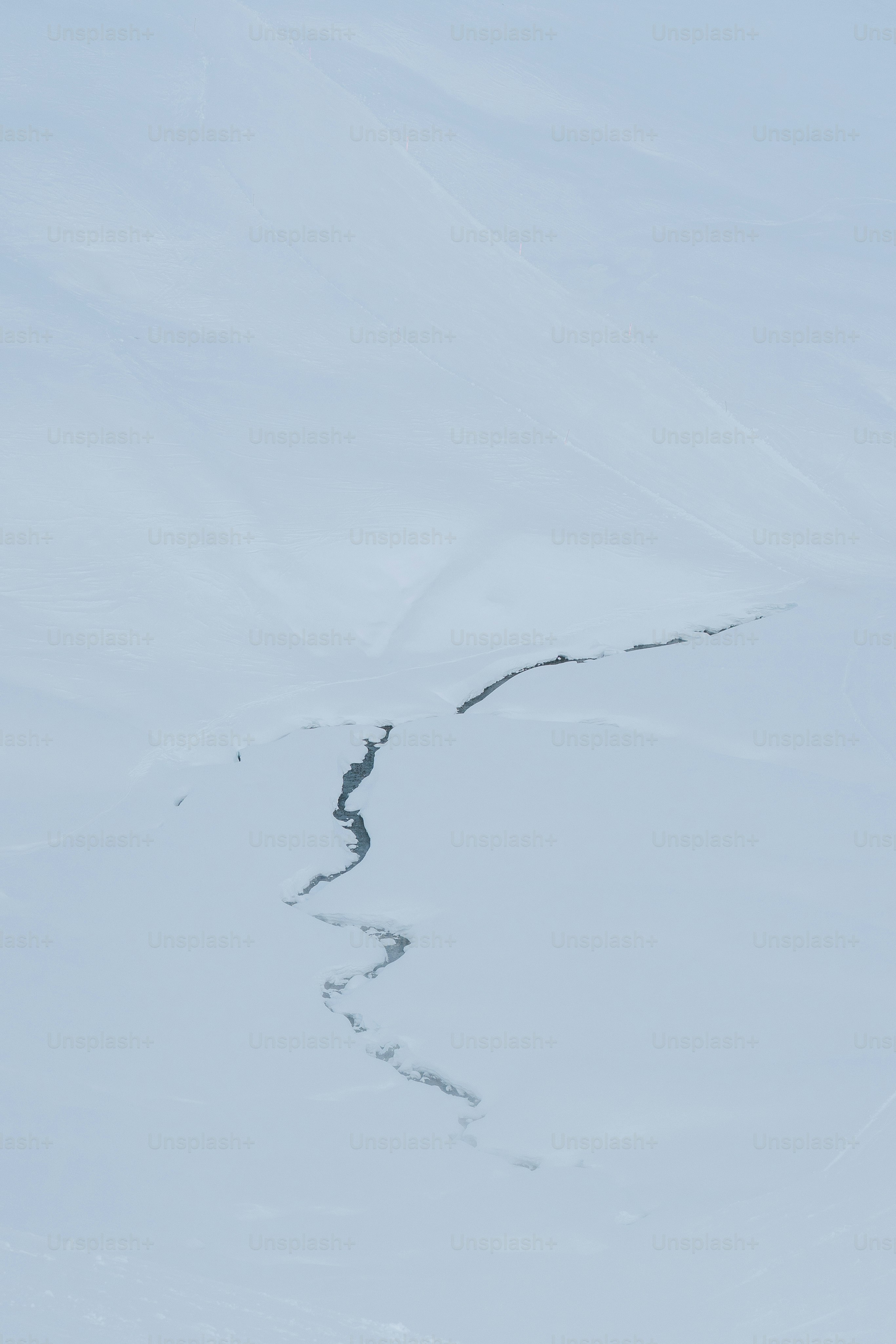 Un uomo che cavalca gli sci giù per un pendio coperto di neve