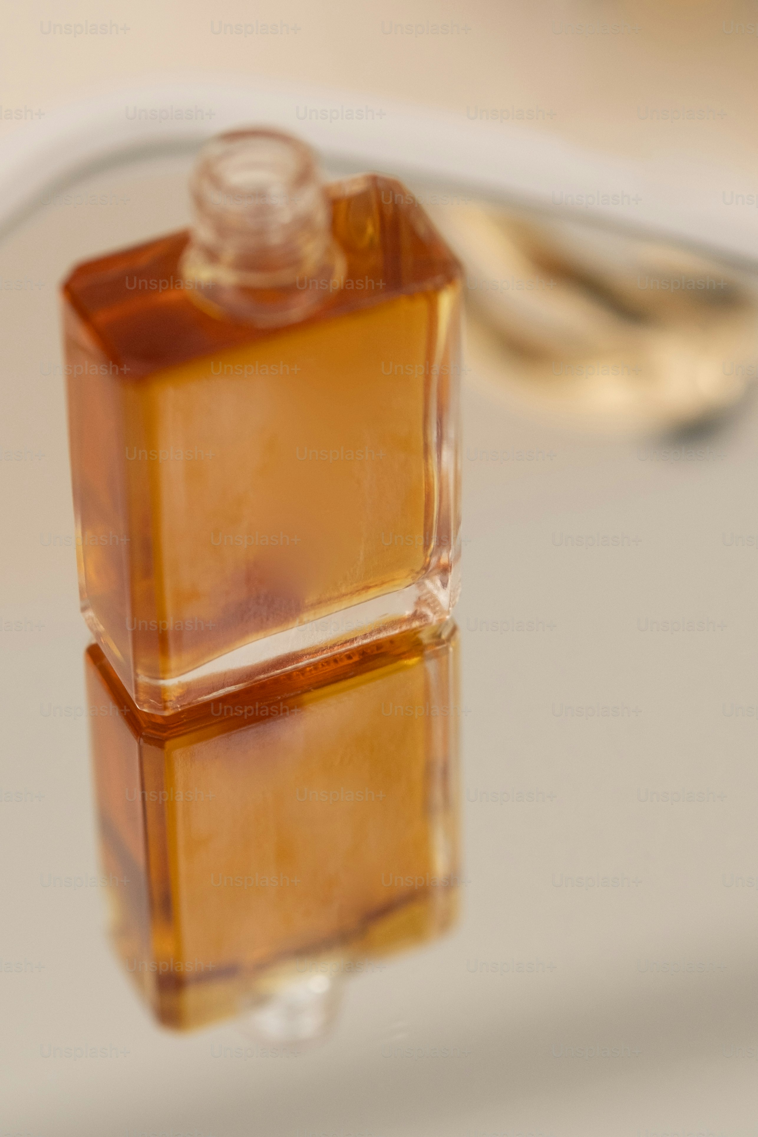 premium_photo-1739831740991-7c37ce2a5d89?ixid=M3wxMjA3fDB8MXxzZWFyY2h8OXx8b3VkJTIwZnJhZ3JhbmNlJTIwb2lsfGVufDB8fHx8MTc1ODU1NjE3MXww\u0026ixlib=rb-4.1.0