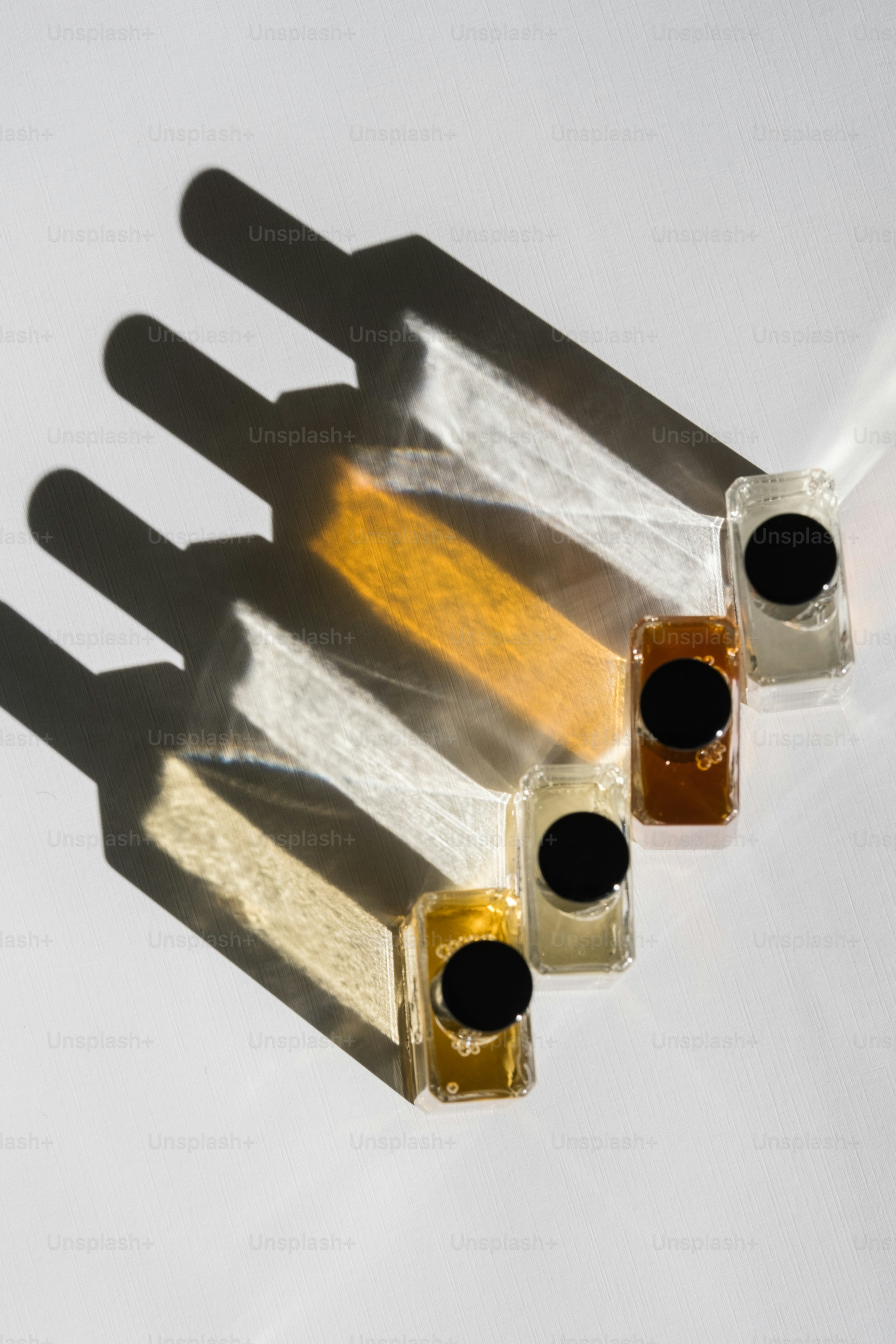 Un grupo de cuatro cepillos de dientes de diferentes colores