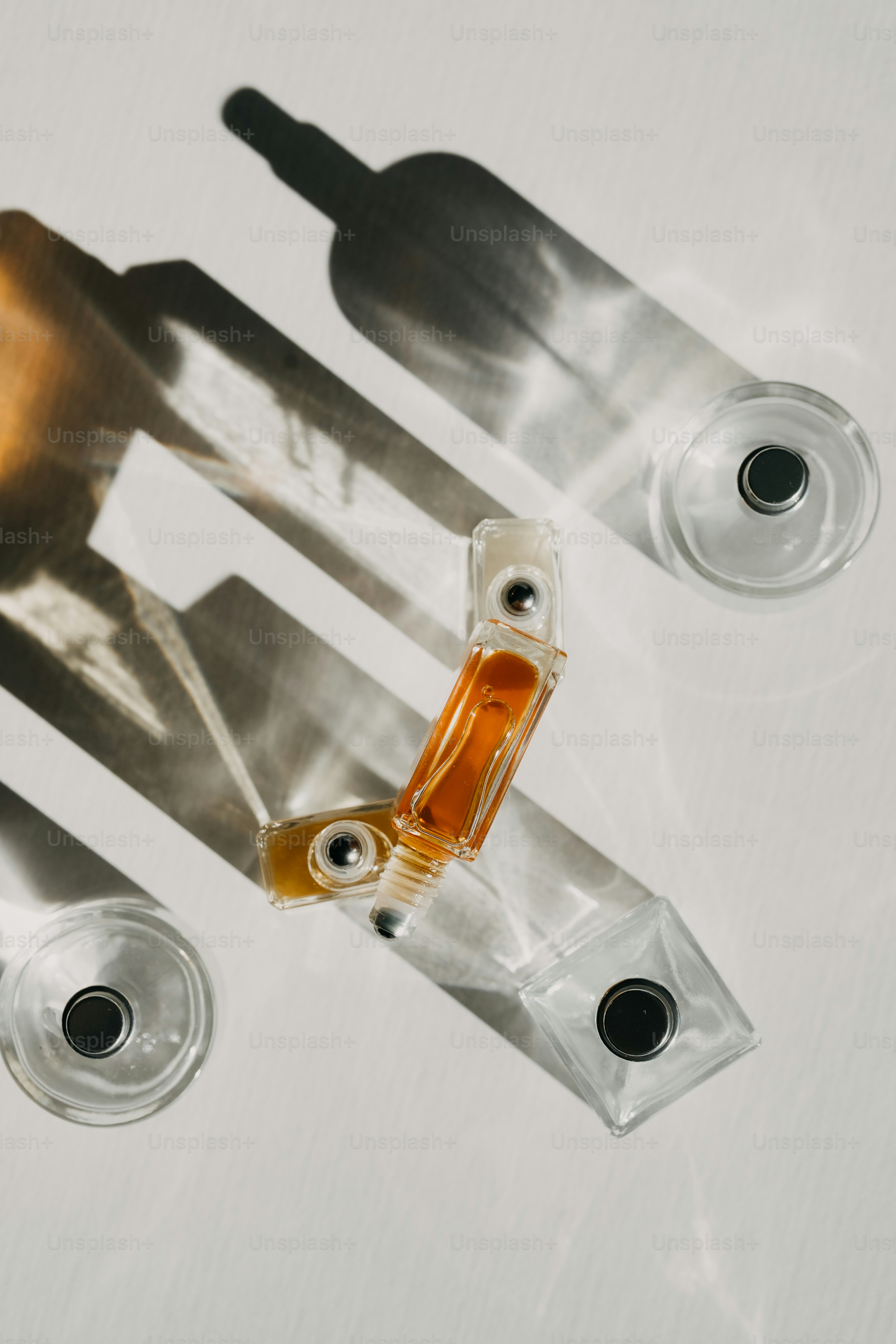 Um par de garrafas de líquido sentado em cima de uma mesa