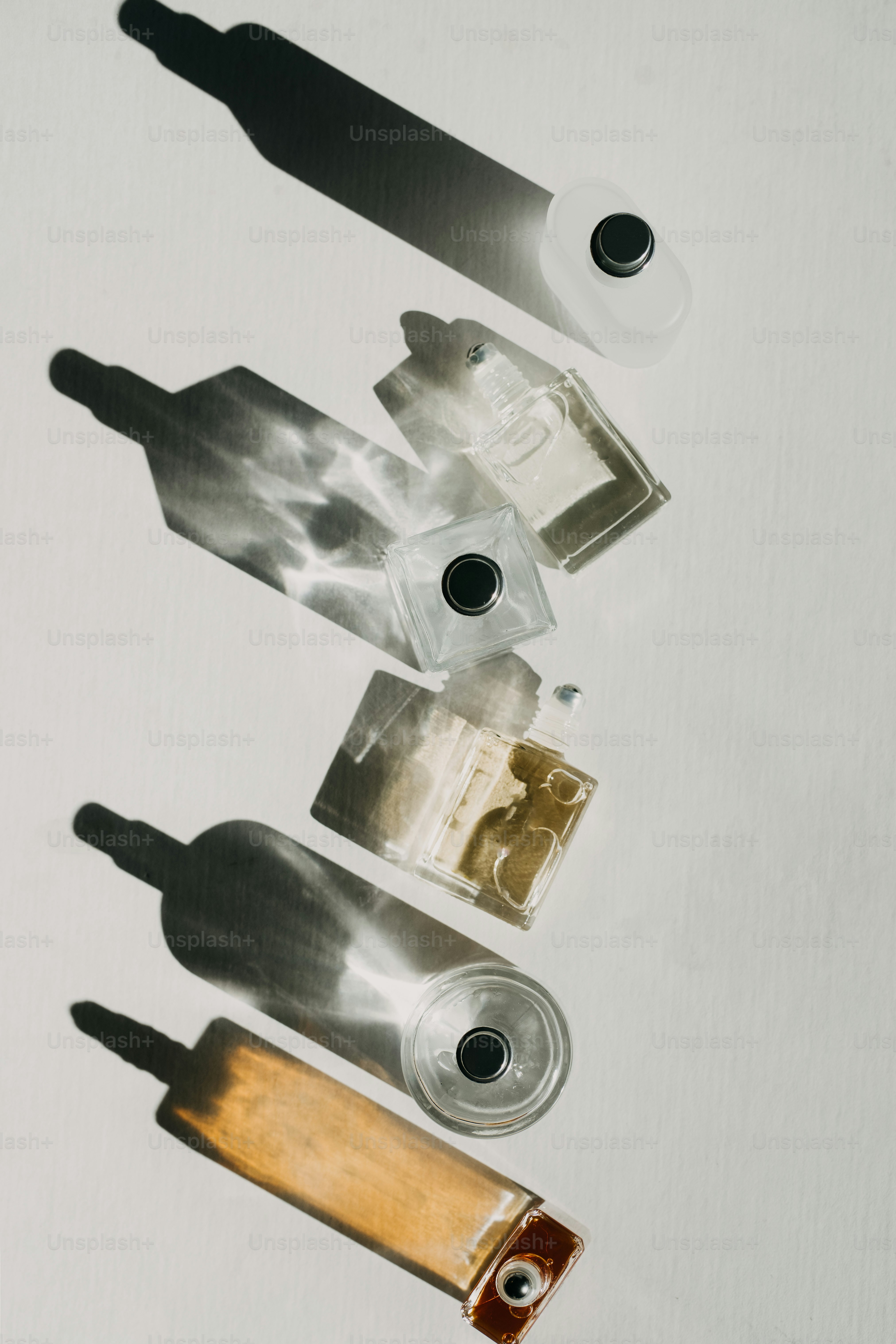 Un grupo de diferentes tipos de cuchillos sobre una mesa