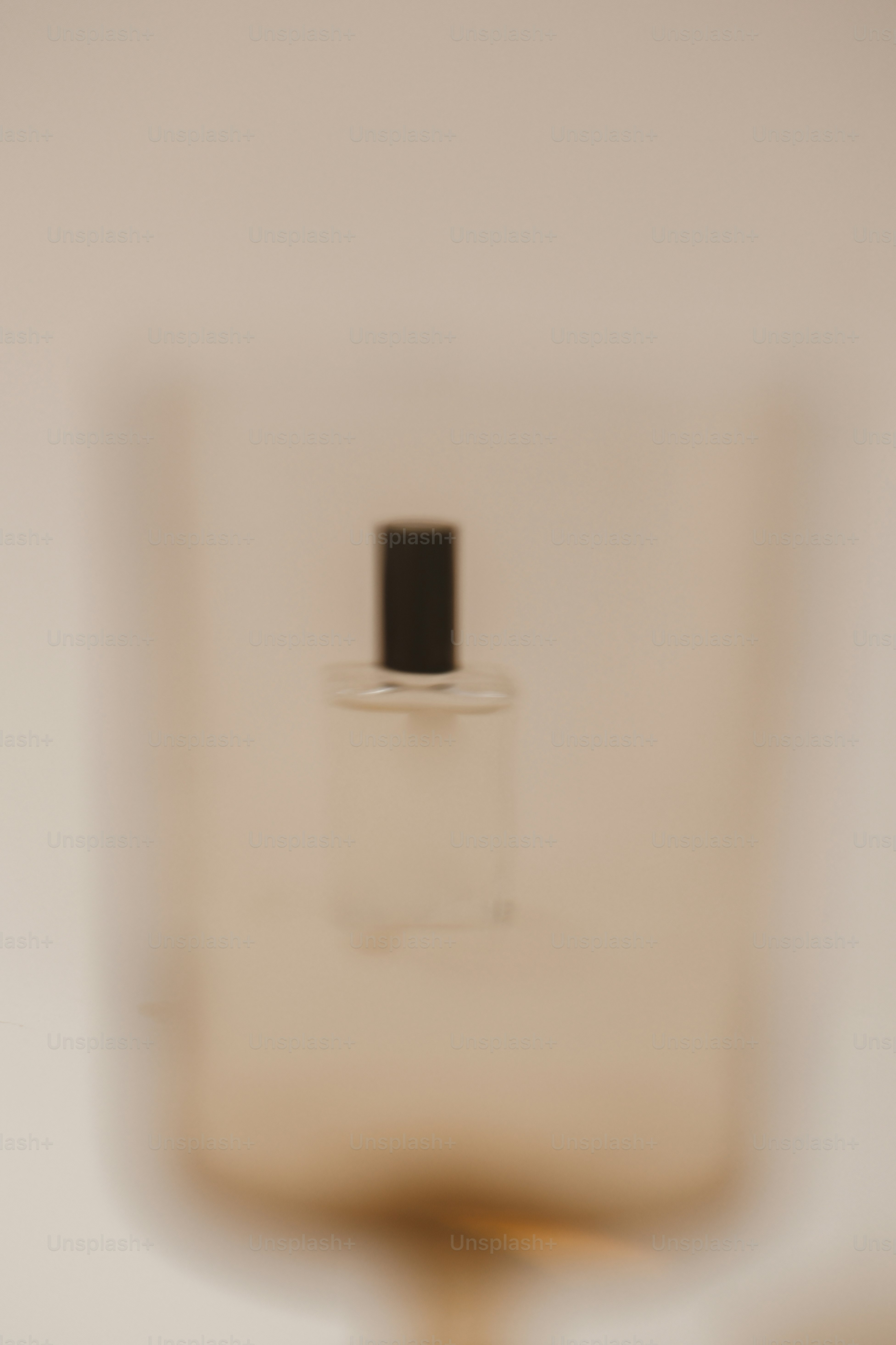 Um frasco de perfume sentado em cima de uma mesa