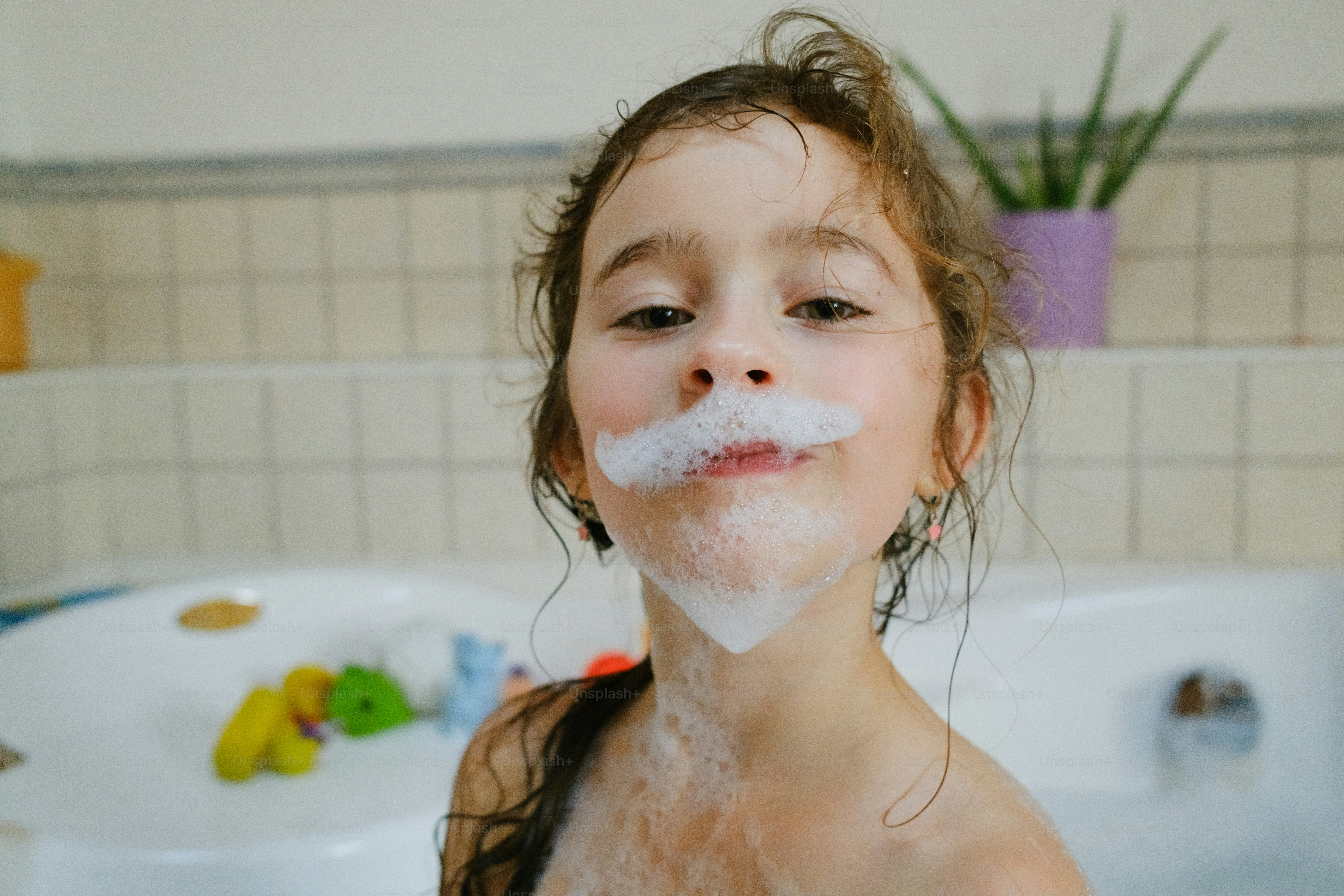 Una bambina che è in piedi in una vasca da bagno
